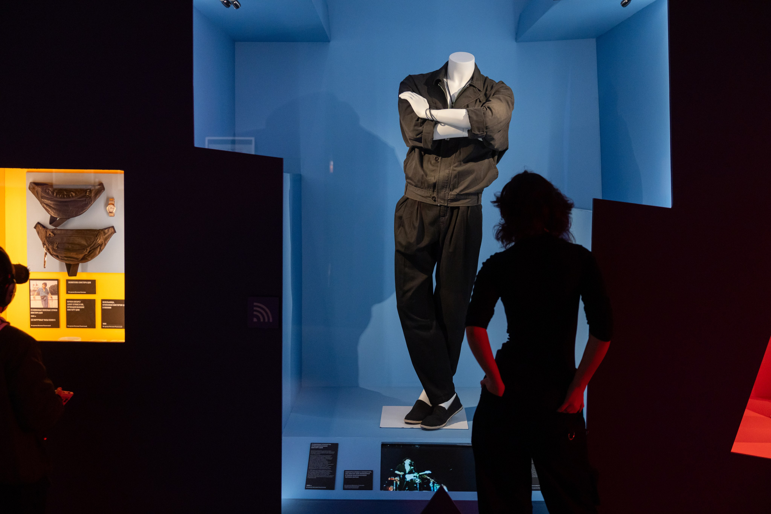 Выставка-байопик «Виктор Цой. Легенда» (10 октября 2025). Репортажный фотограф Алексей Пирязев