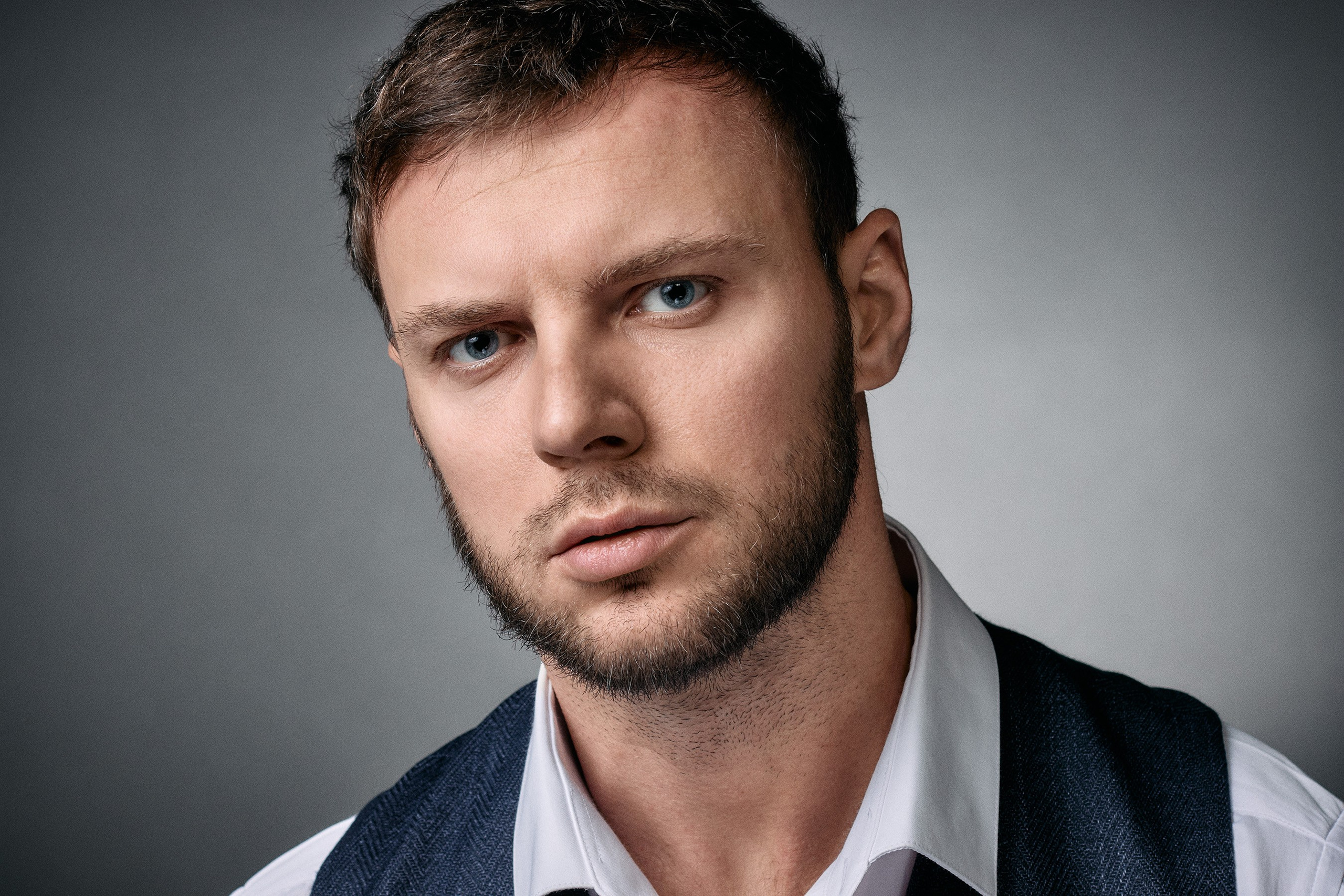 Сессия для нового выпуска «Персона ДВ» 2025 ТОП-50 людей года. Игорь Квасницкий, руководитель строительной компании "КомандаСтрой". Фотосессия в Efimov Studio. Портретный фотограф во Владивостоке Сергей Ефимов. #СергейЕфимовФото