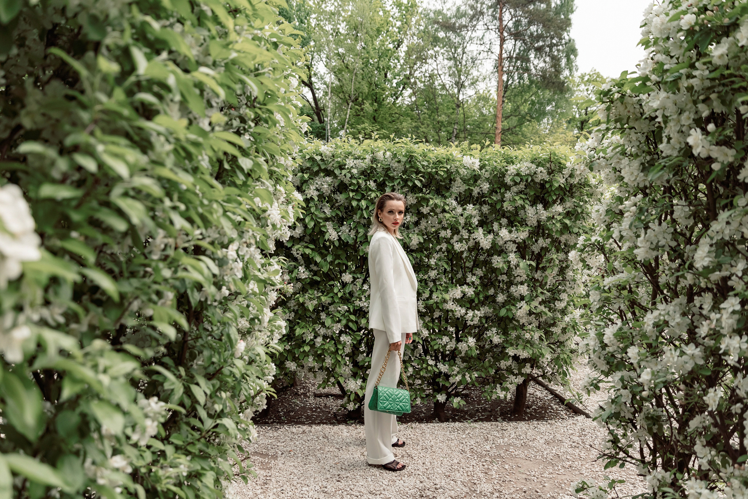 Портретная фотосессия Даши среди яблонь. Свадебный фотограф Москва