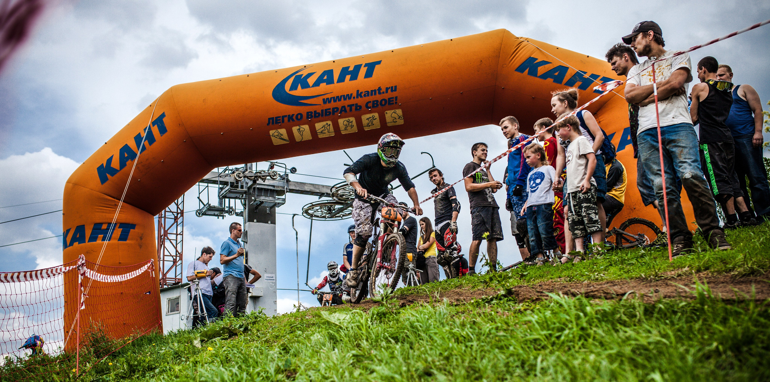 Велосипедист спускается по большой травяное горе в центре Кант