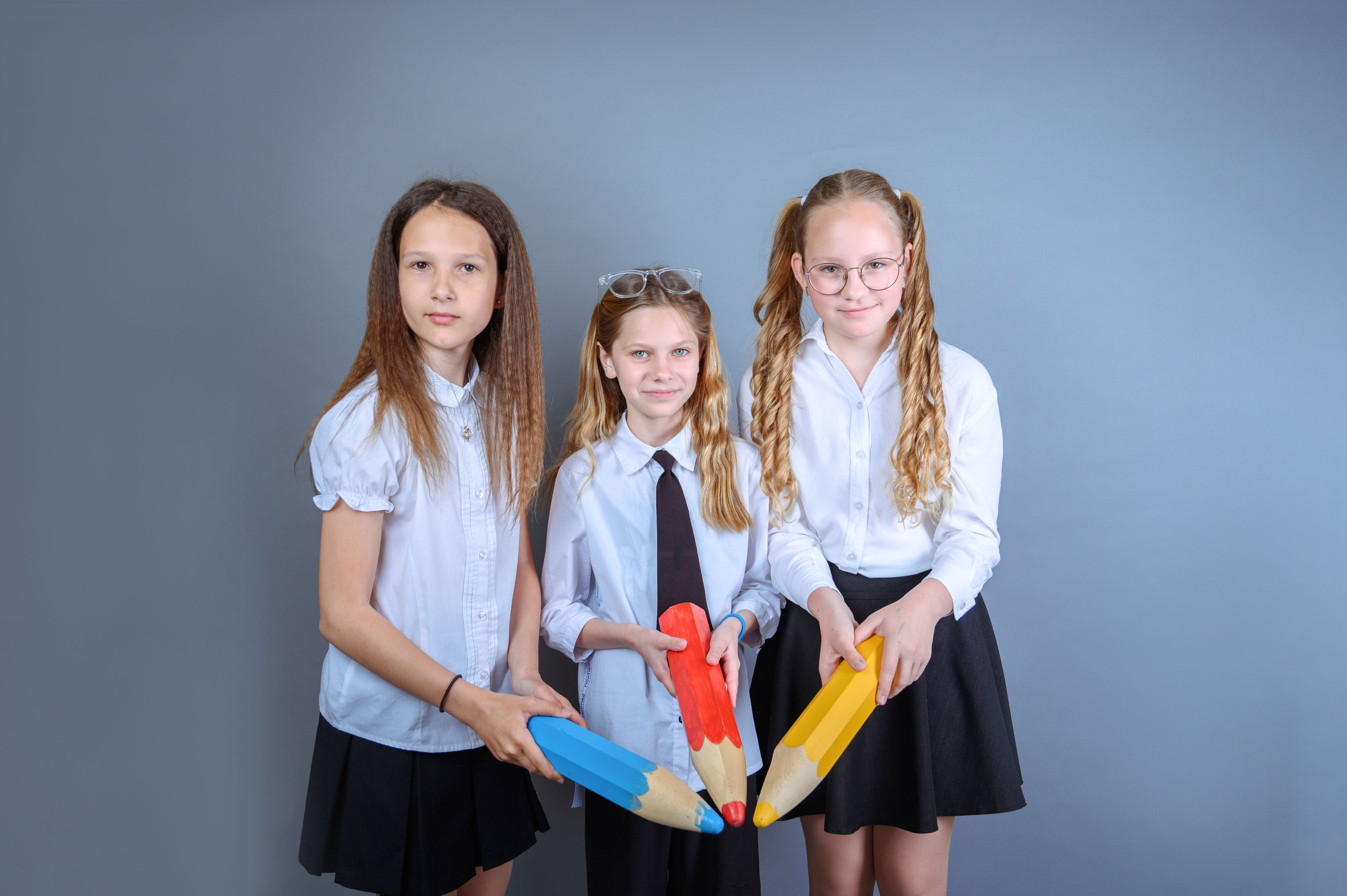 Фотосъемка на фоне с реквизитом. Фотограф. Выпускные альбомы в Барнауле