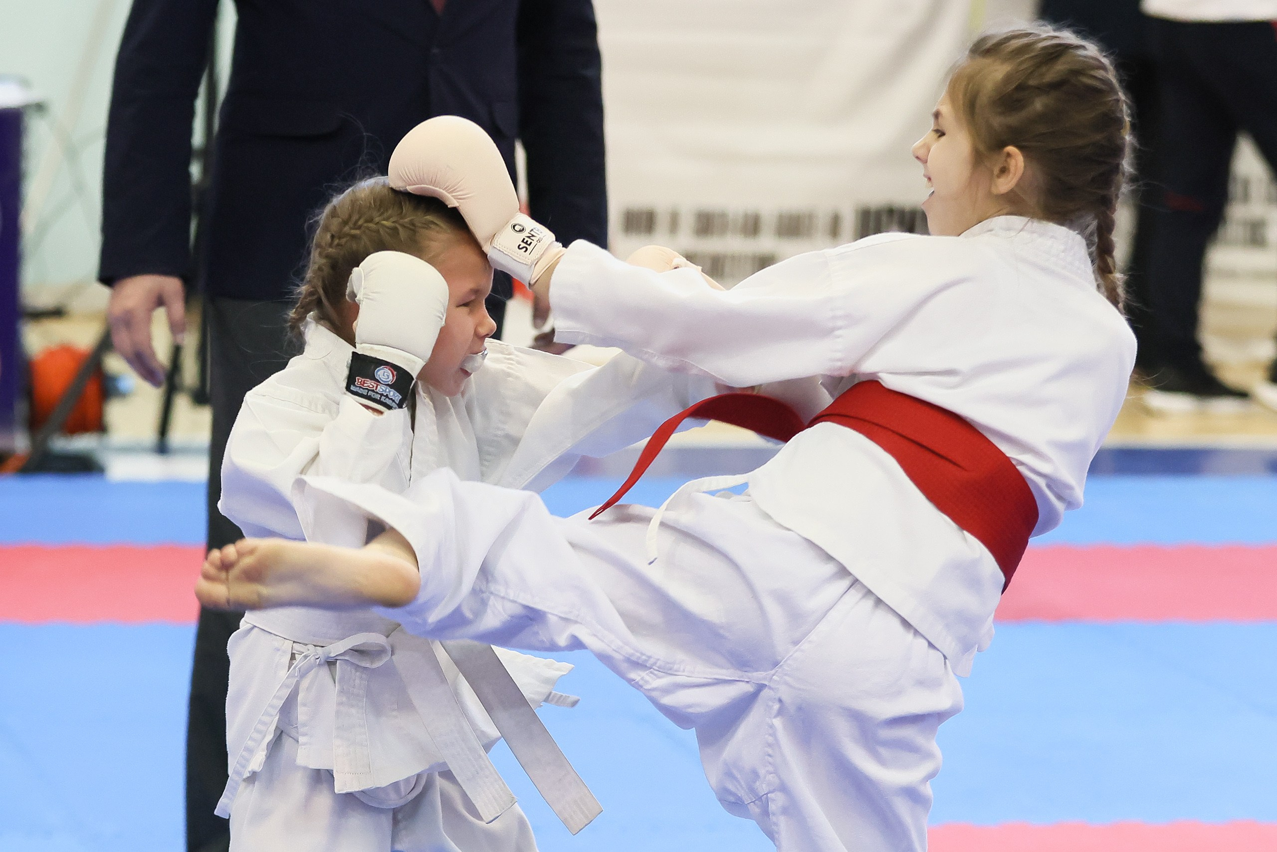 Двое девочек карате проводят поединок в  кумите