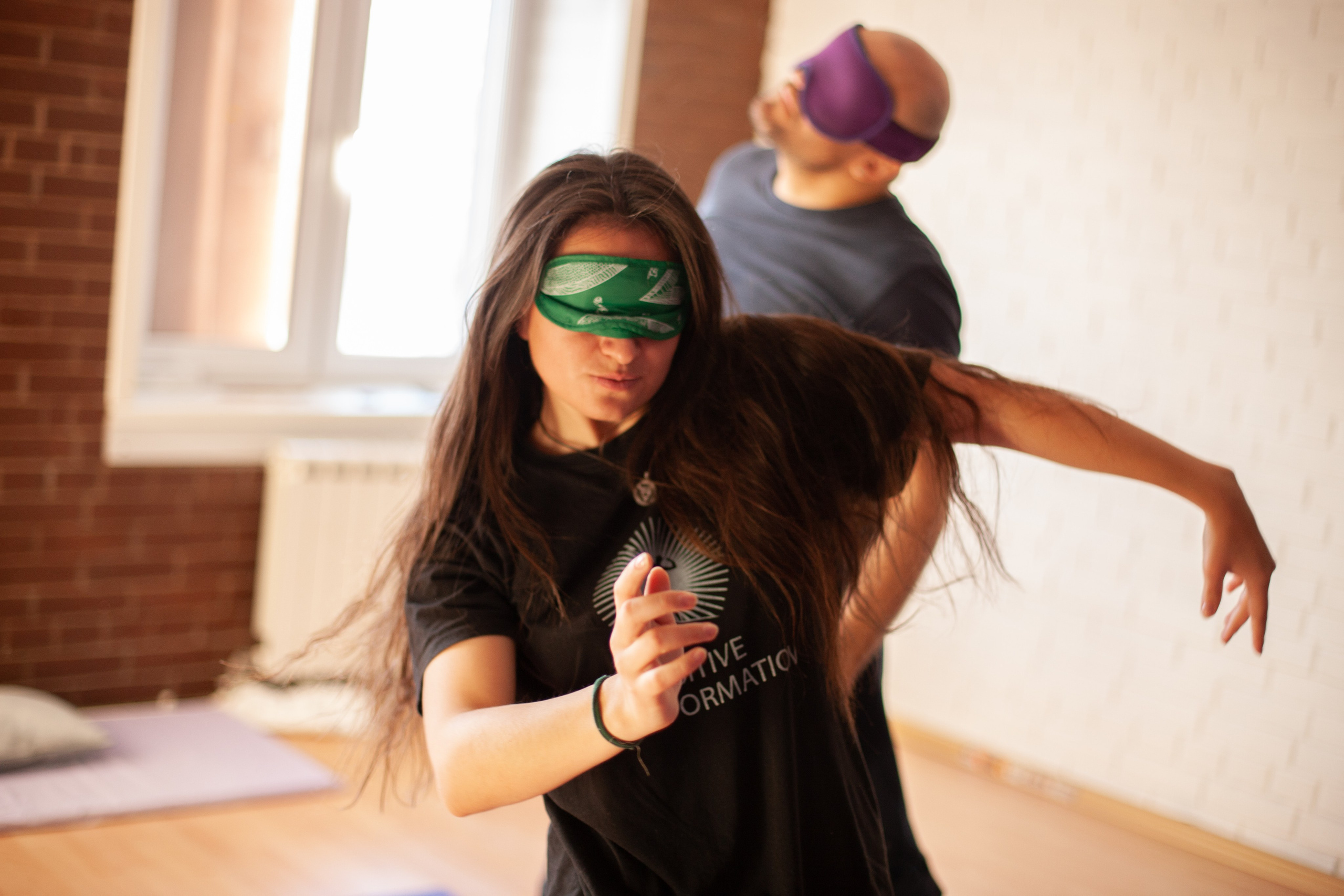 Красивый танец на курсе тантры