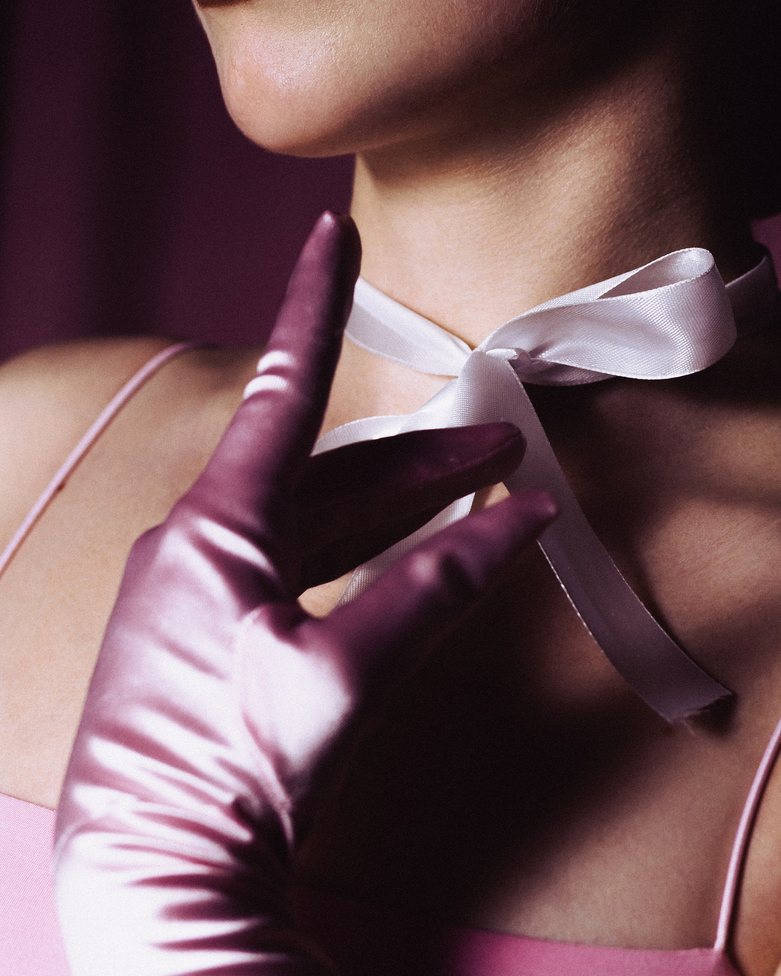 Фотограф Александра Овечкина Пенза: макро-кадр, рука в перчатке касается белого банта на шее, акцент на фактурах.