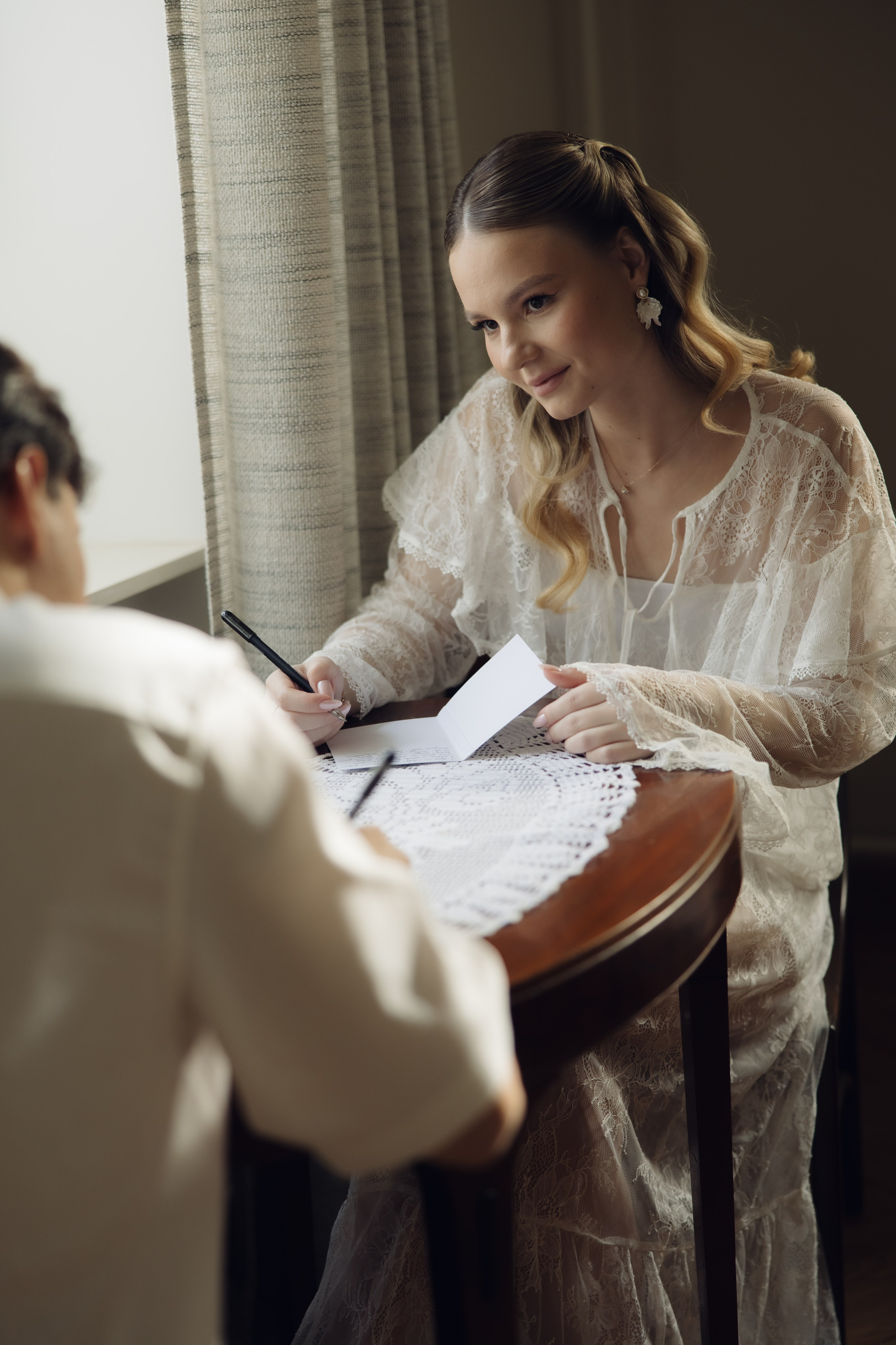 Таня и Тимур, утренние сборы в квартире и свадебный ужин. Фотограф любви в городе Казань