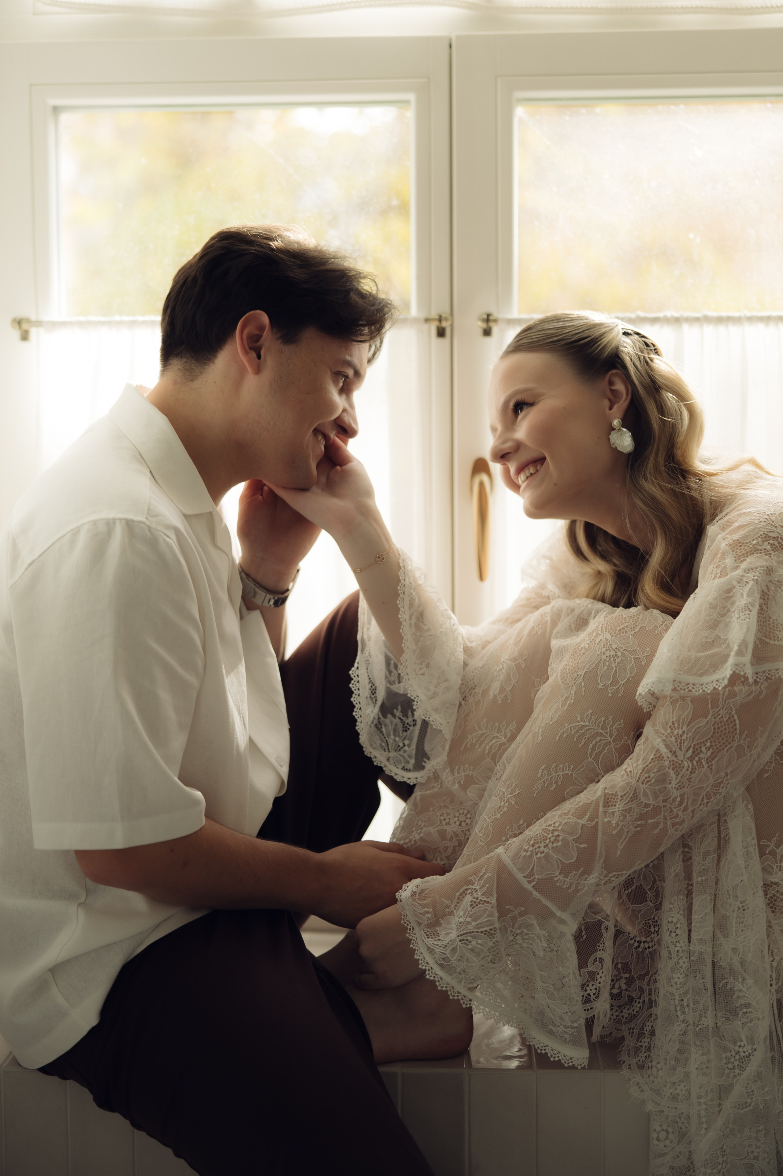 Таня и Тимур, утренние сборы в квартире и свадебный ужин. Фотограф любви в городе Казань