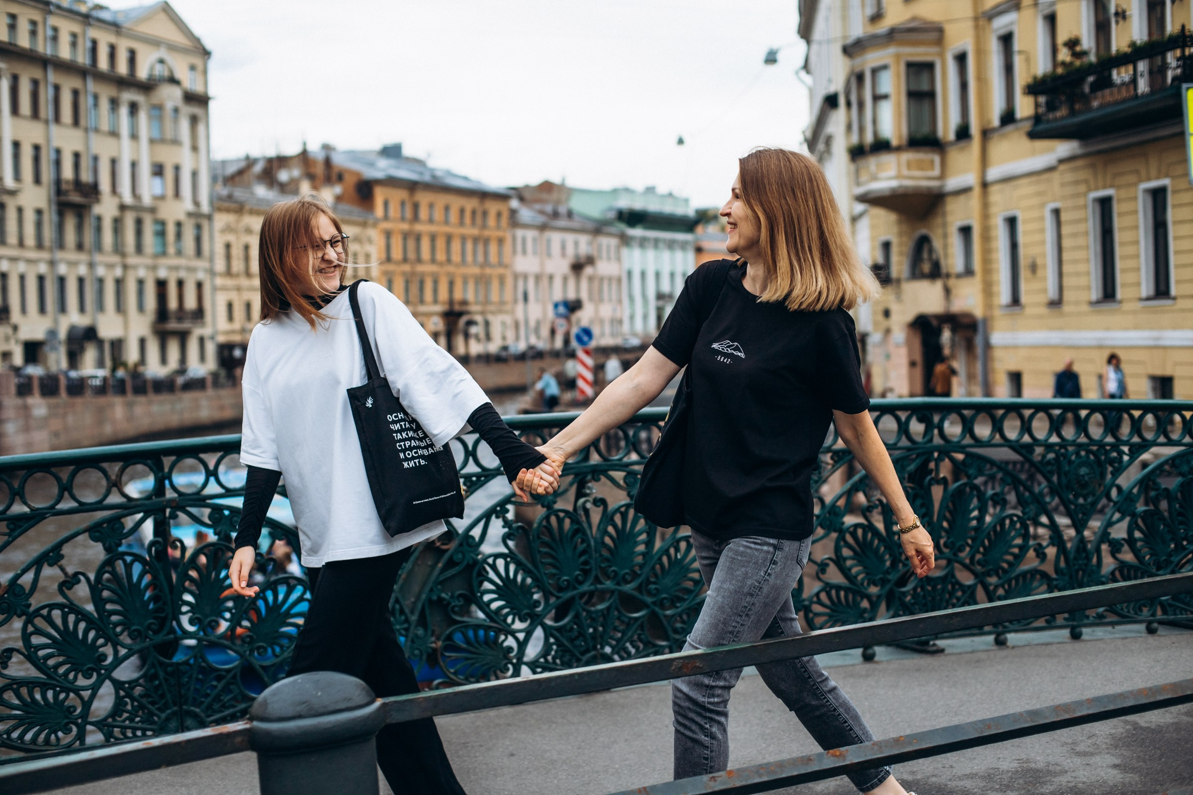 Светлана и Анна в июне. Фотопрогулка в Петербурге. Индивидуальный и семейный фотограф в Санкт-Петербурге
