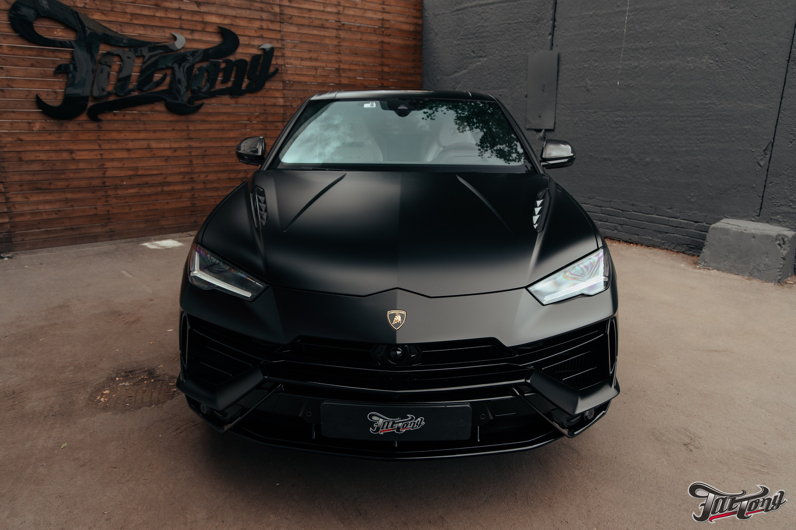 Lamborghini Urus ламинация карбоном вставок в капот, спойлеров, крышки багажника и зеркал. DeLorein