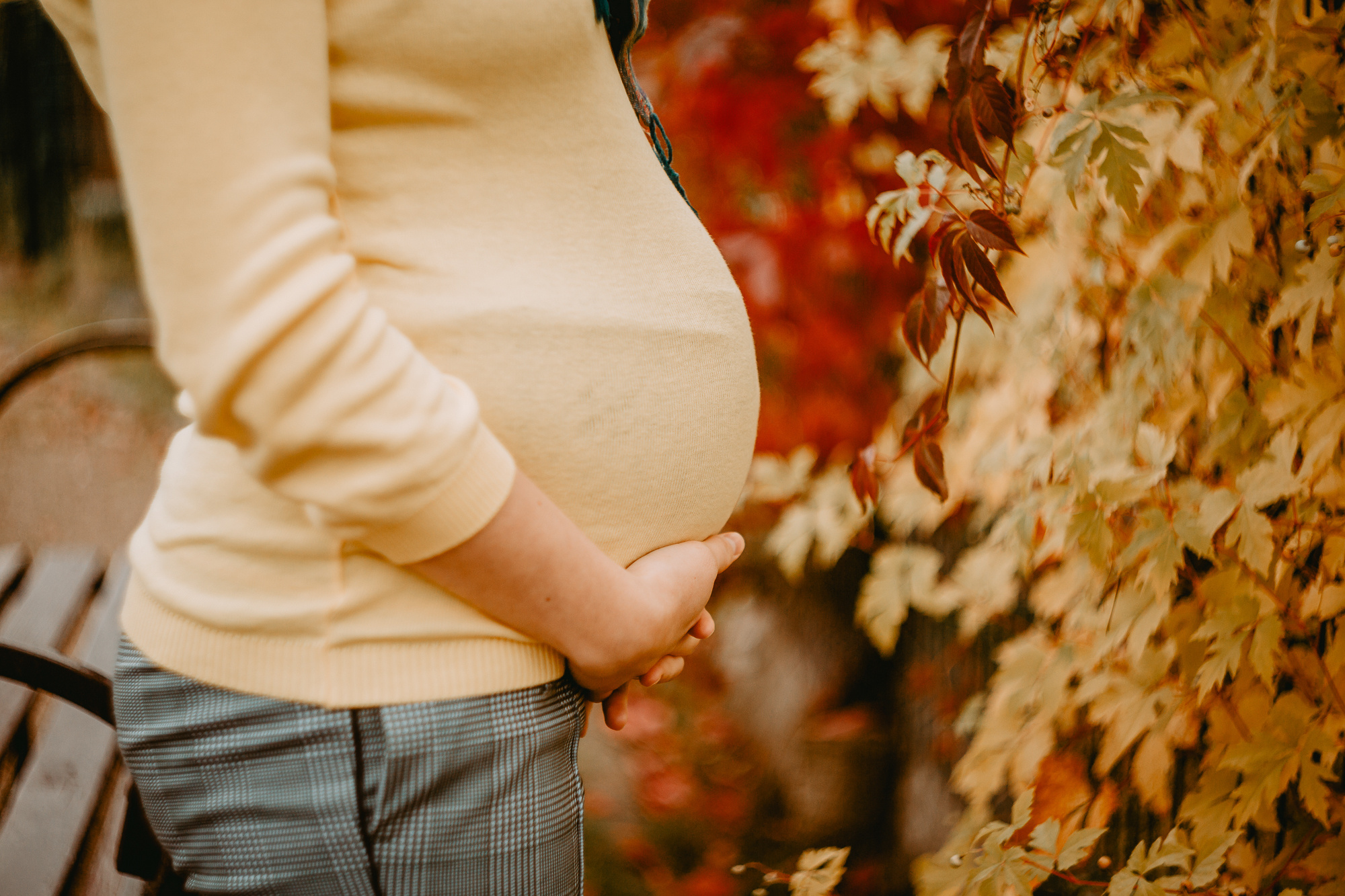 Съемка беременности осенью на улице