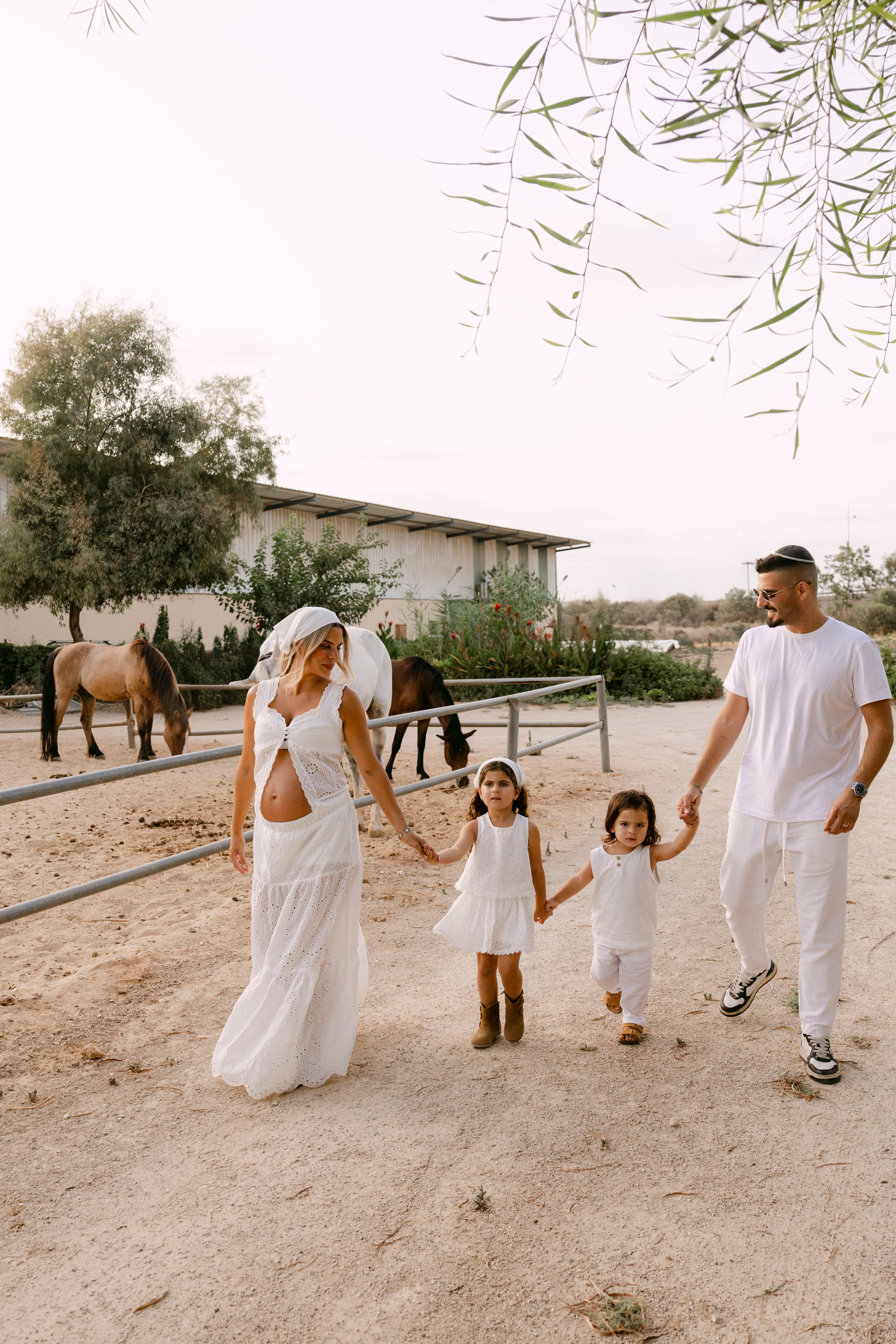 Pregnancy photoshoot at the horse farm. Главная