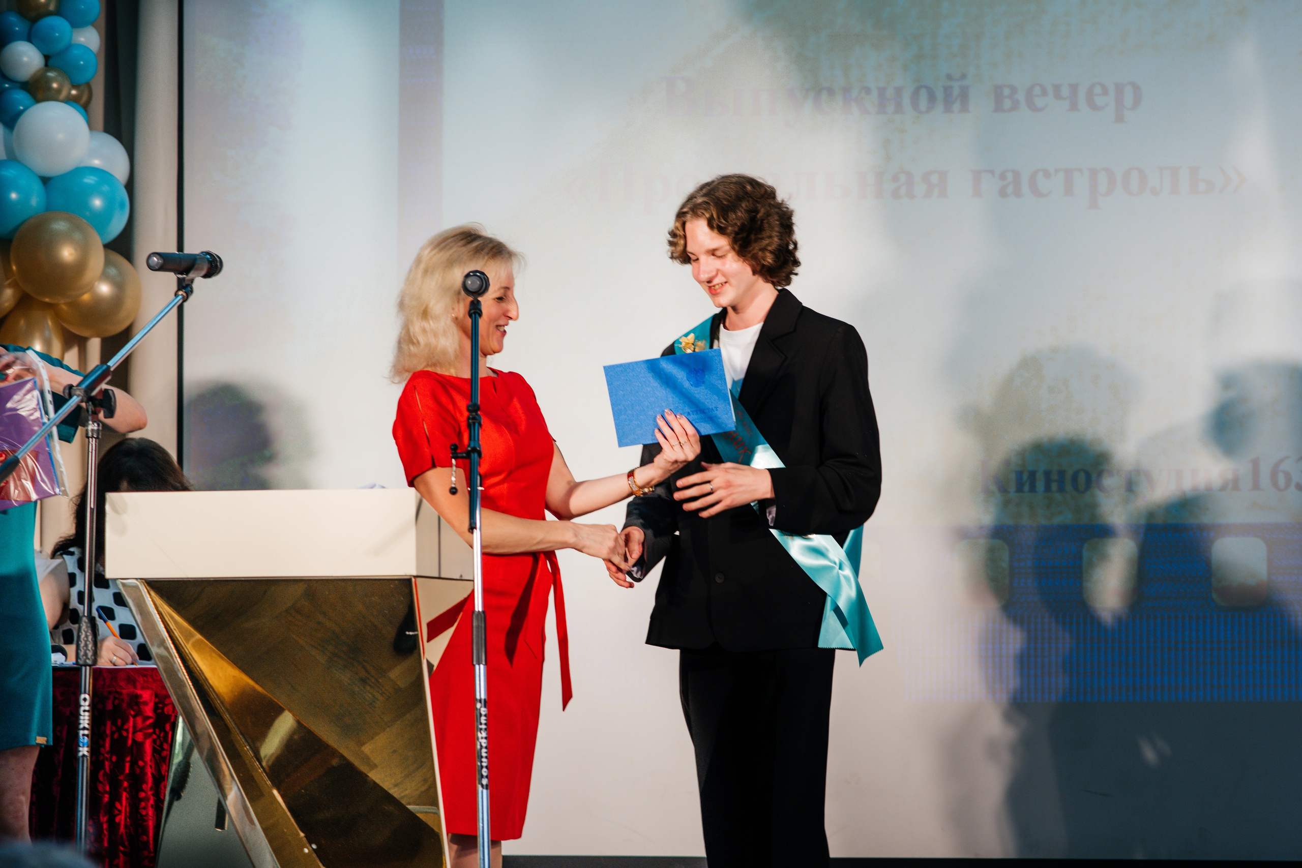 Вручение аттестатов. Выпускные альбомы в Подольске Москве и МО