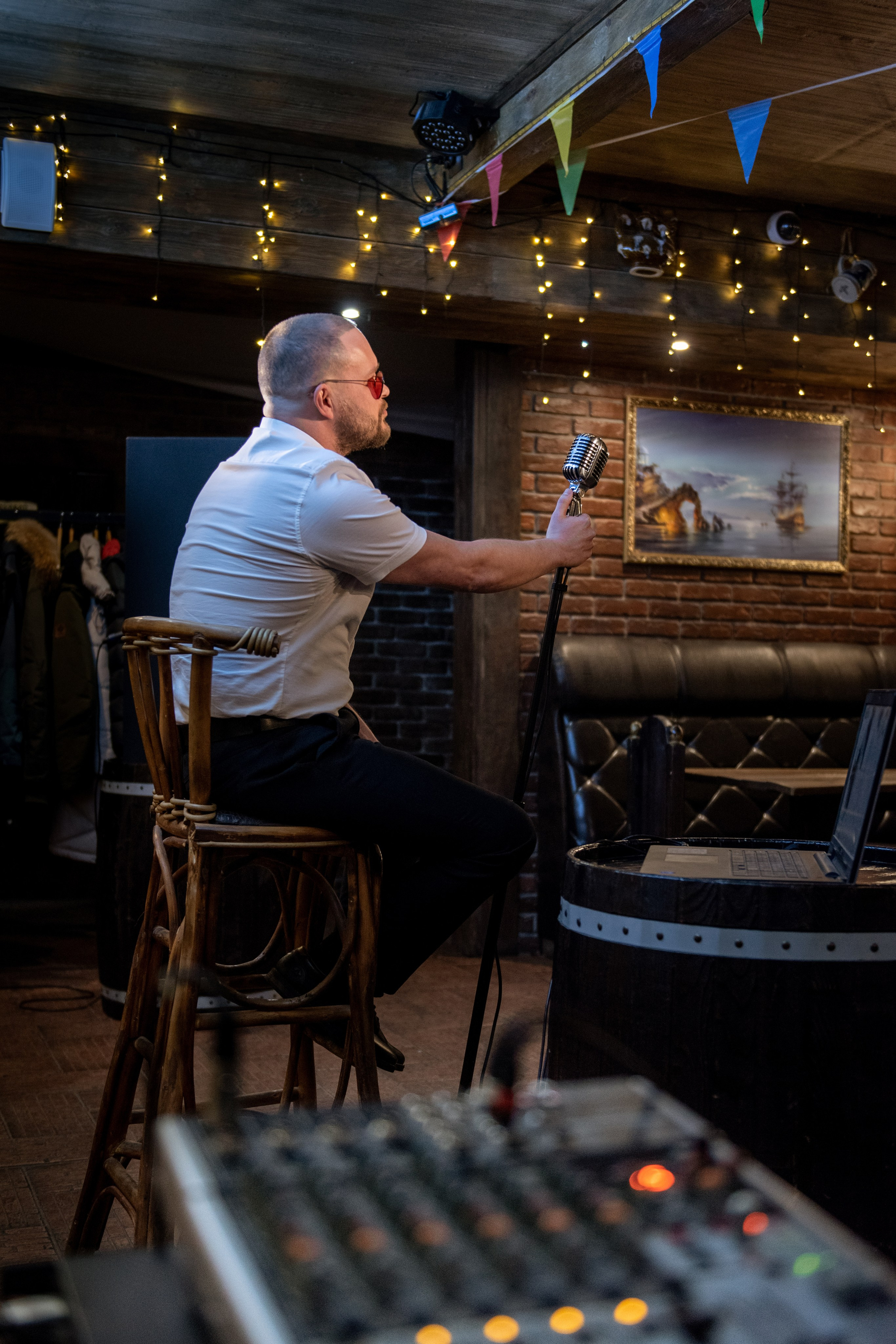 Концертные фото исполнителя V.King в ресторане Дрейк