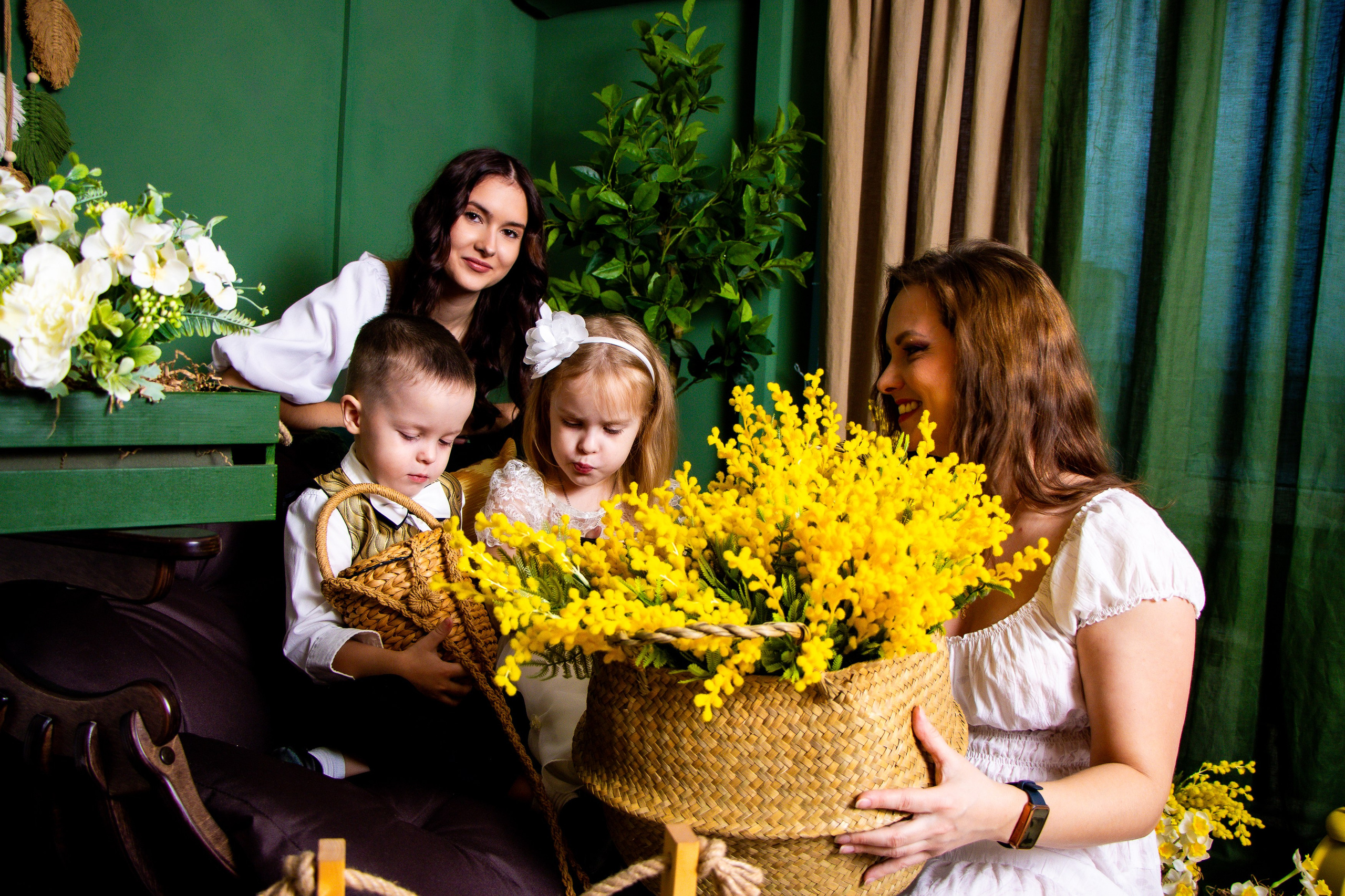 Семейная съемка с мимозой. Фотограф Татьяна Матрос