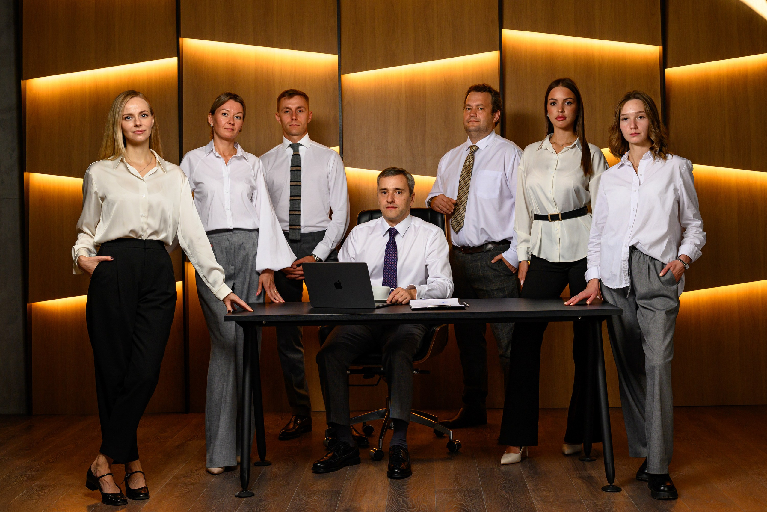 Деловая групповая фотосессия. Компания и фотошкола по созданию контента в Москве