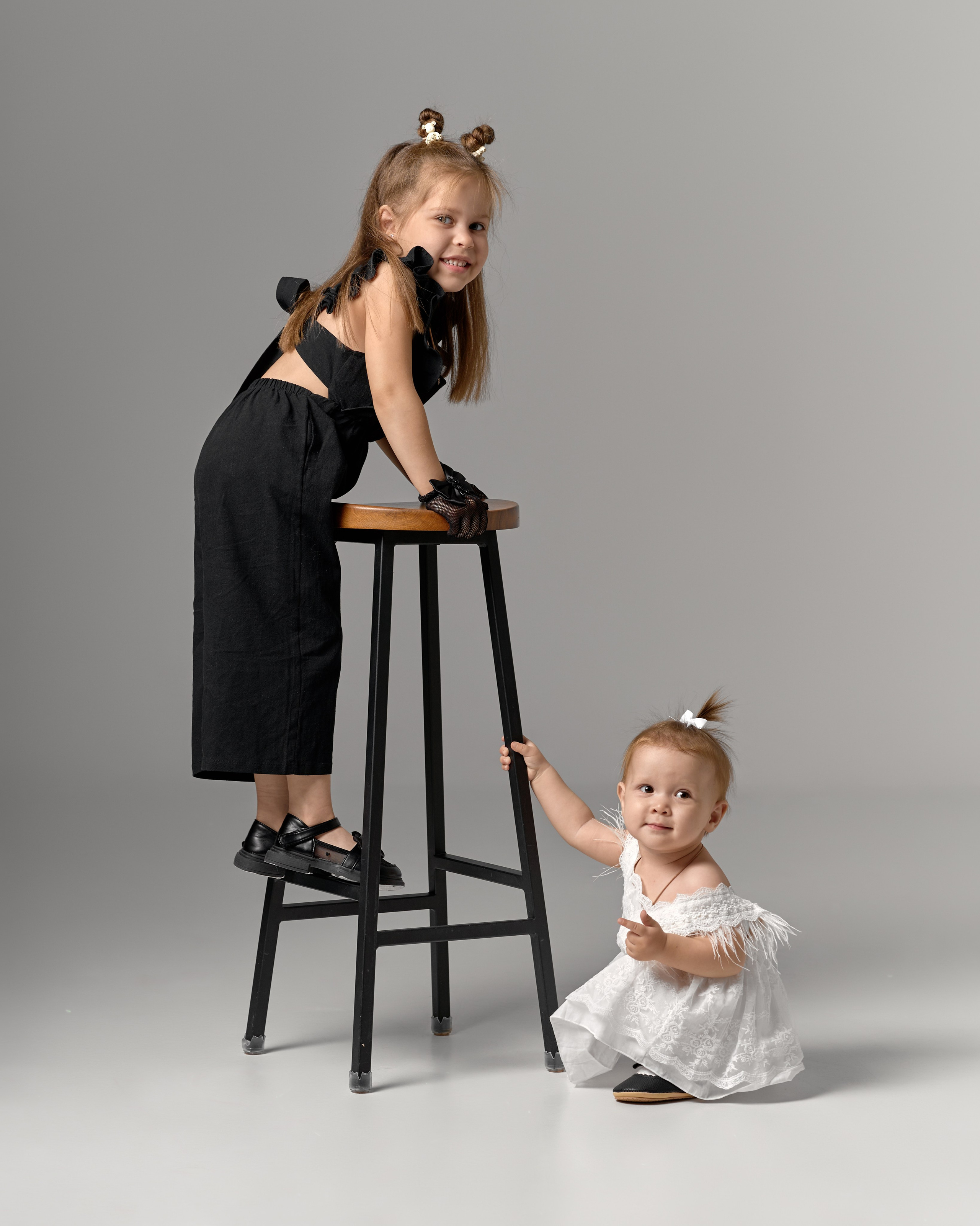 Семейная фотосессия в студии с импульсным светом