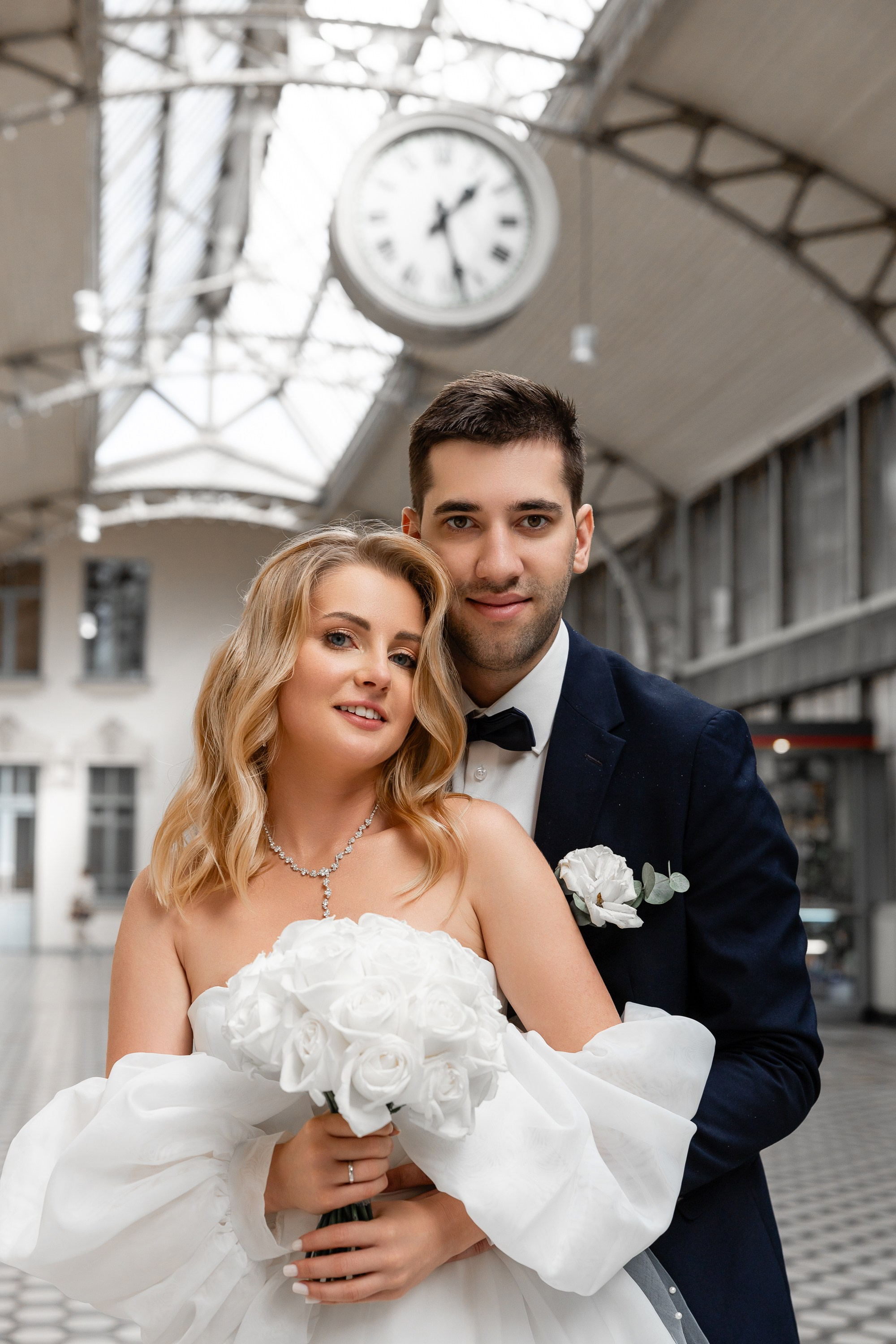 Фото молодожен на фоне старинных часов на Витебском вокзале