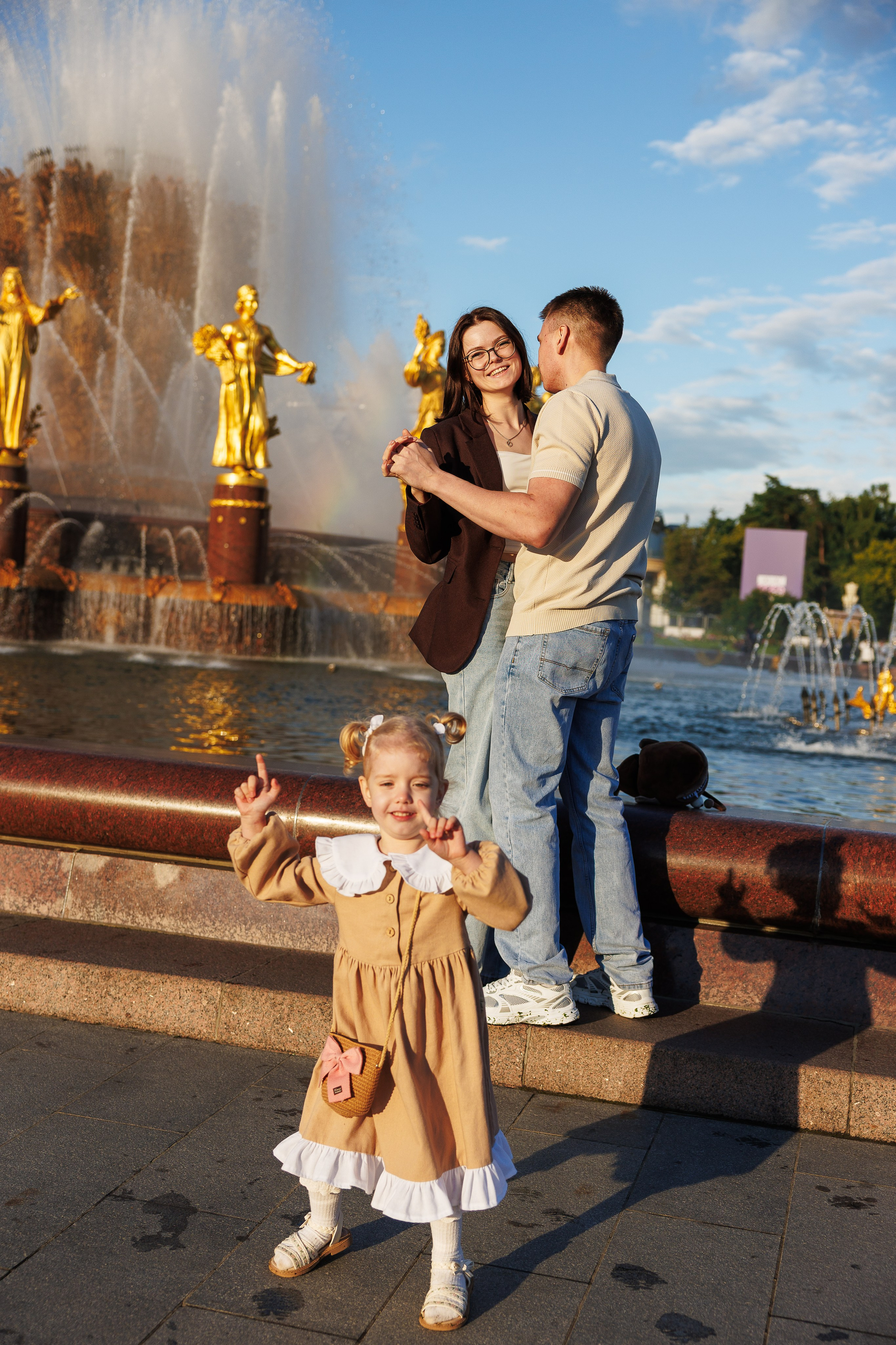 Семейная прогулка на ВДНХ. Свадебный и семейный фотограф в Москве Красинская Мария