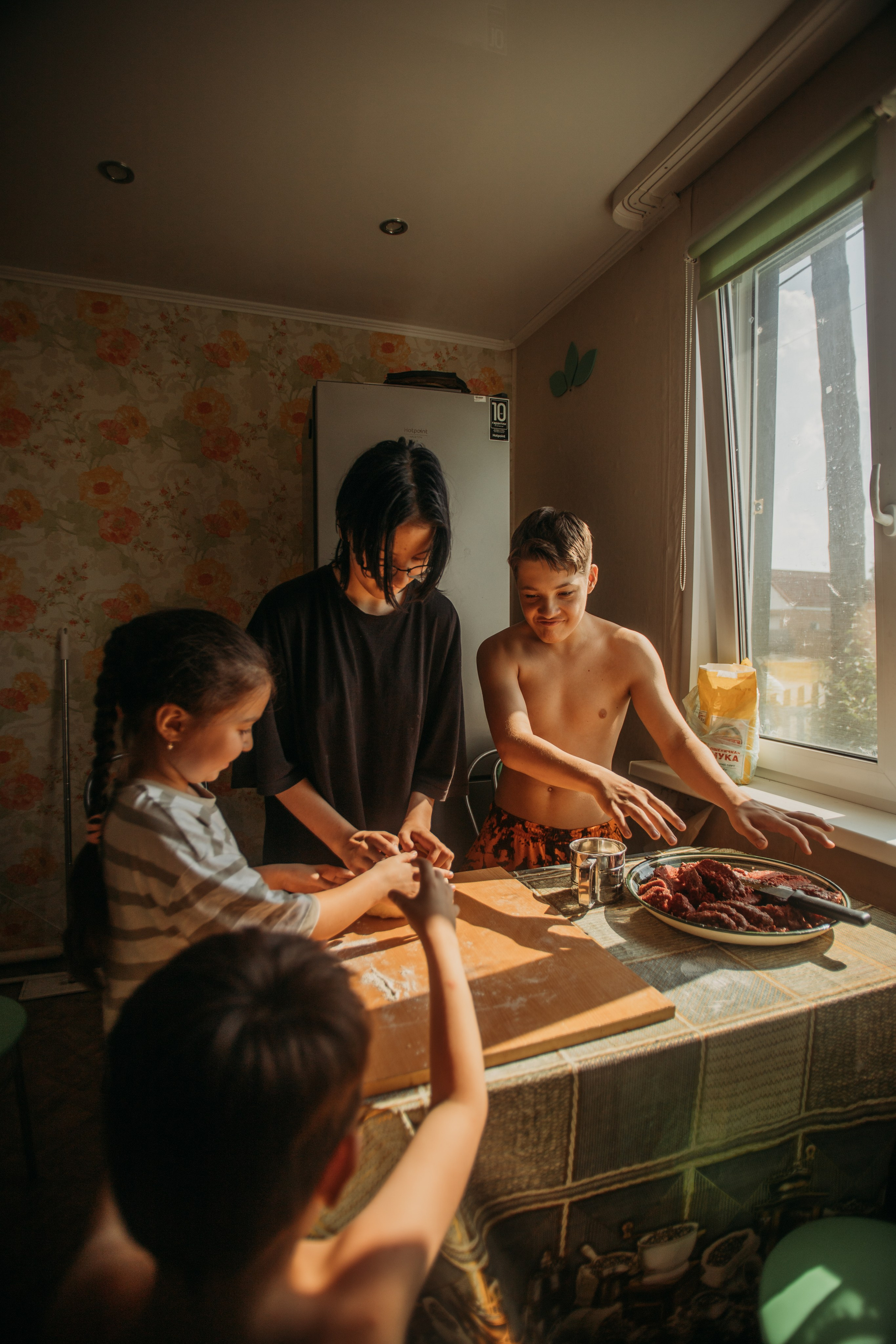 Домашняя фотосессия моей семьи. Венера Гайн. Репортажный фотограф  Тюмень. Обучение фотографии с 0