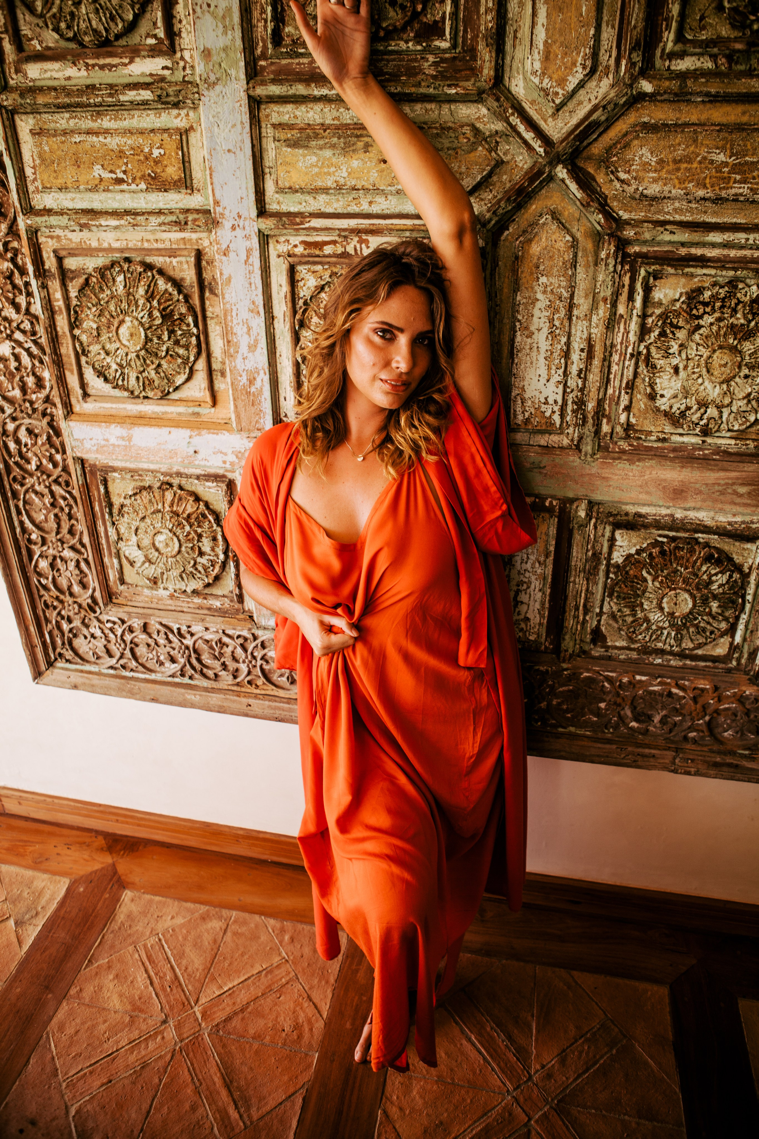 Девушка в красном платье в отеле Malabar Hill — Роскошная портретная съемка | Шри-Ланка. Фотограф на Шри-Ланке
