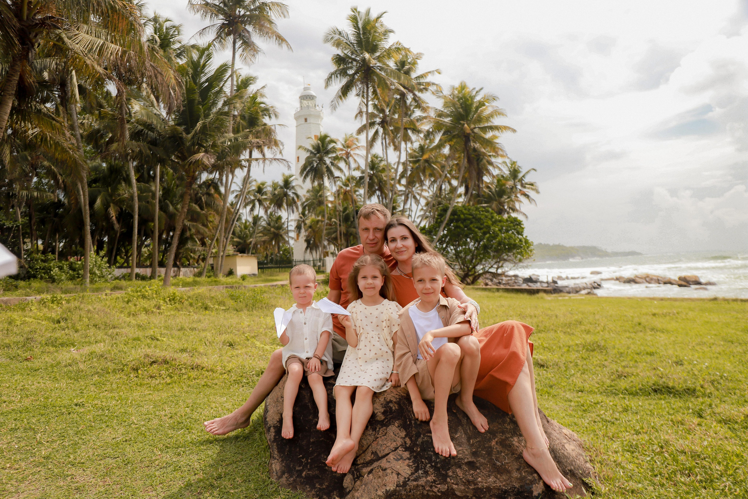«Семья на маяке Дондра — самый южный маяк Шри-Ланки на фоне океана»