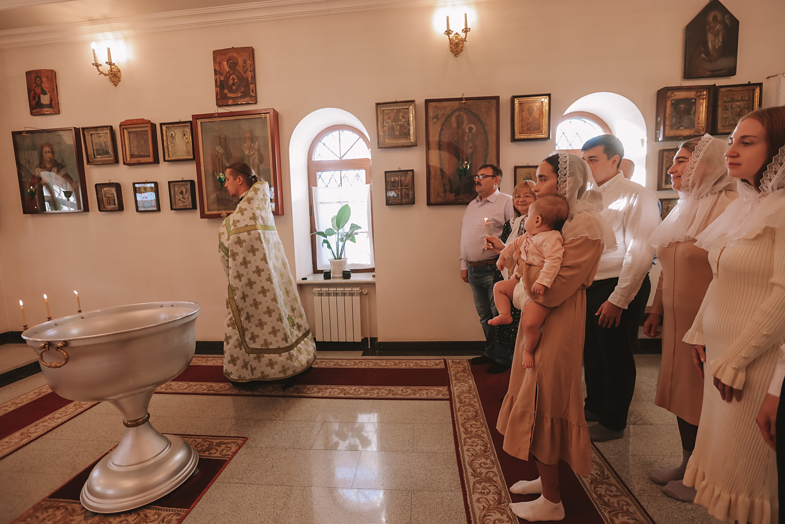 Крещение круглая церковь. Семейный фотограф Тюмень, фотограф на роды Салмина Мария