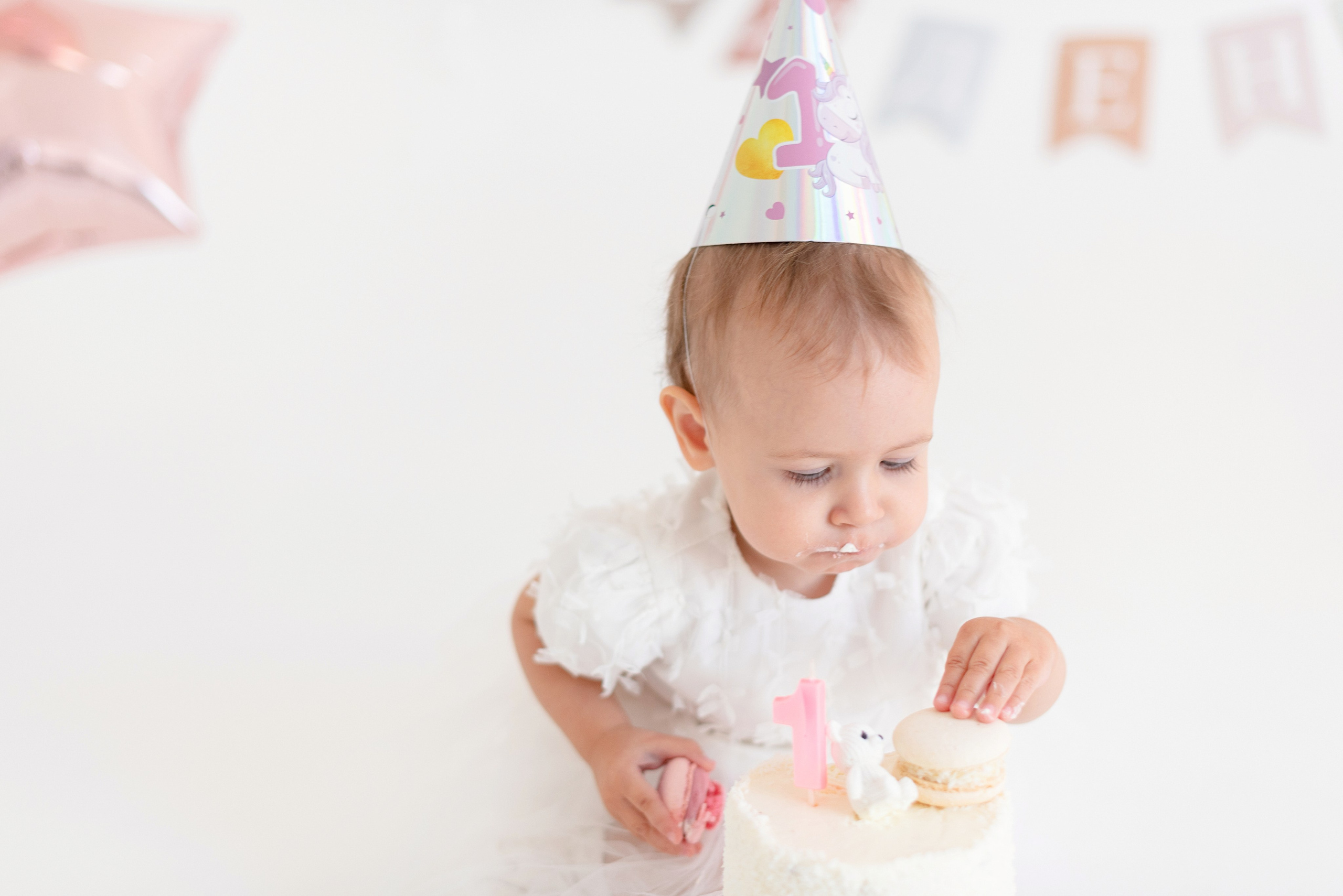 Фотосессия дня рождения малыша в студии, торт, воздушные шары, мыльные пузыри, профессиональный фотограф в Сургуте и Нефтеюганске.