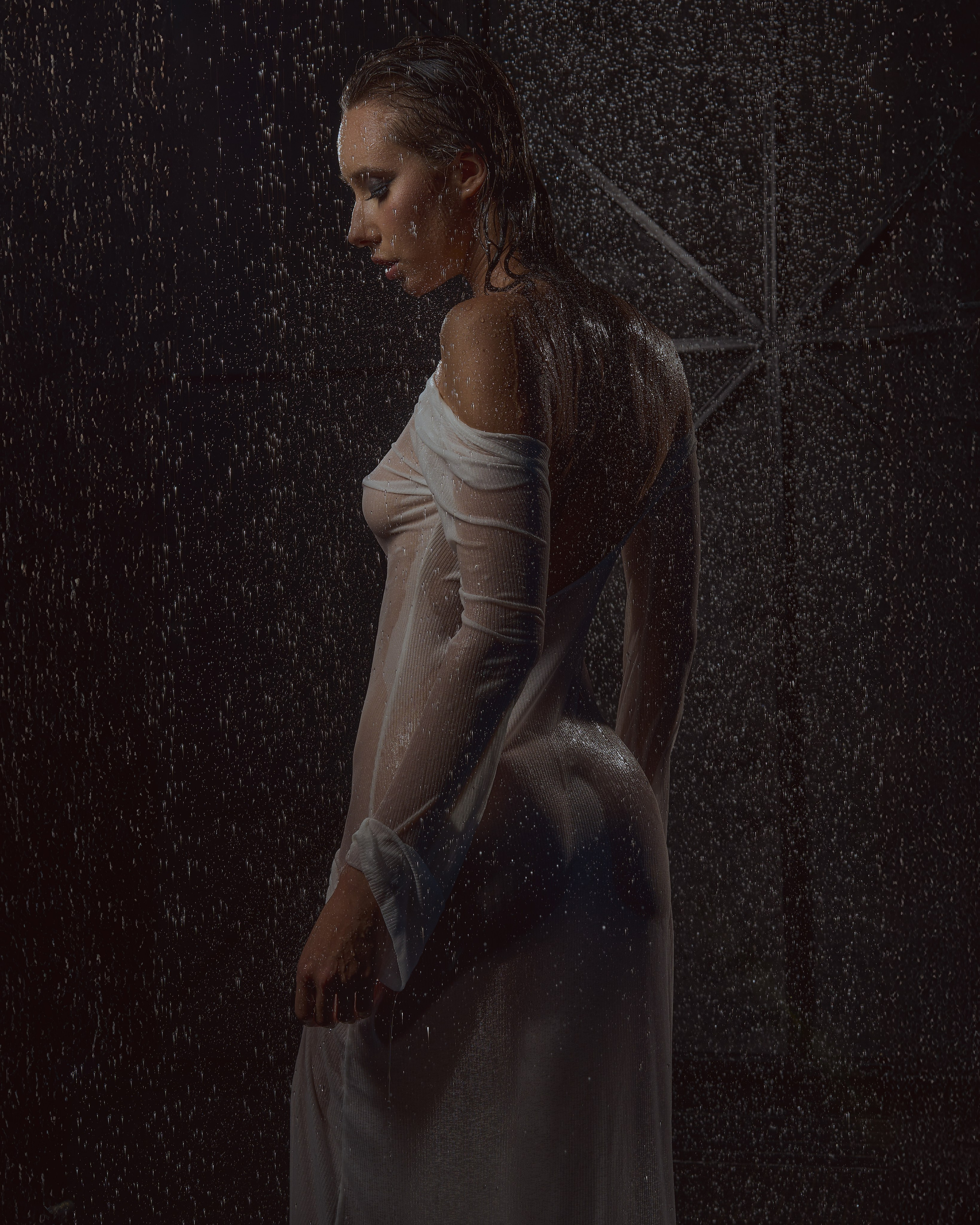 Аквафотосессия на черном фоне