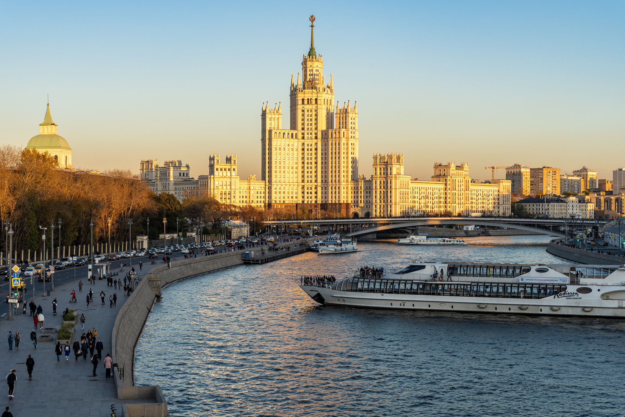 Вид на высотку на Котельнической набережной с Парящего моста в Зарядье в Москве