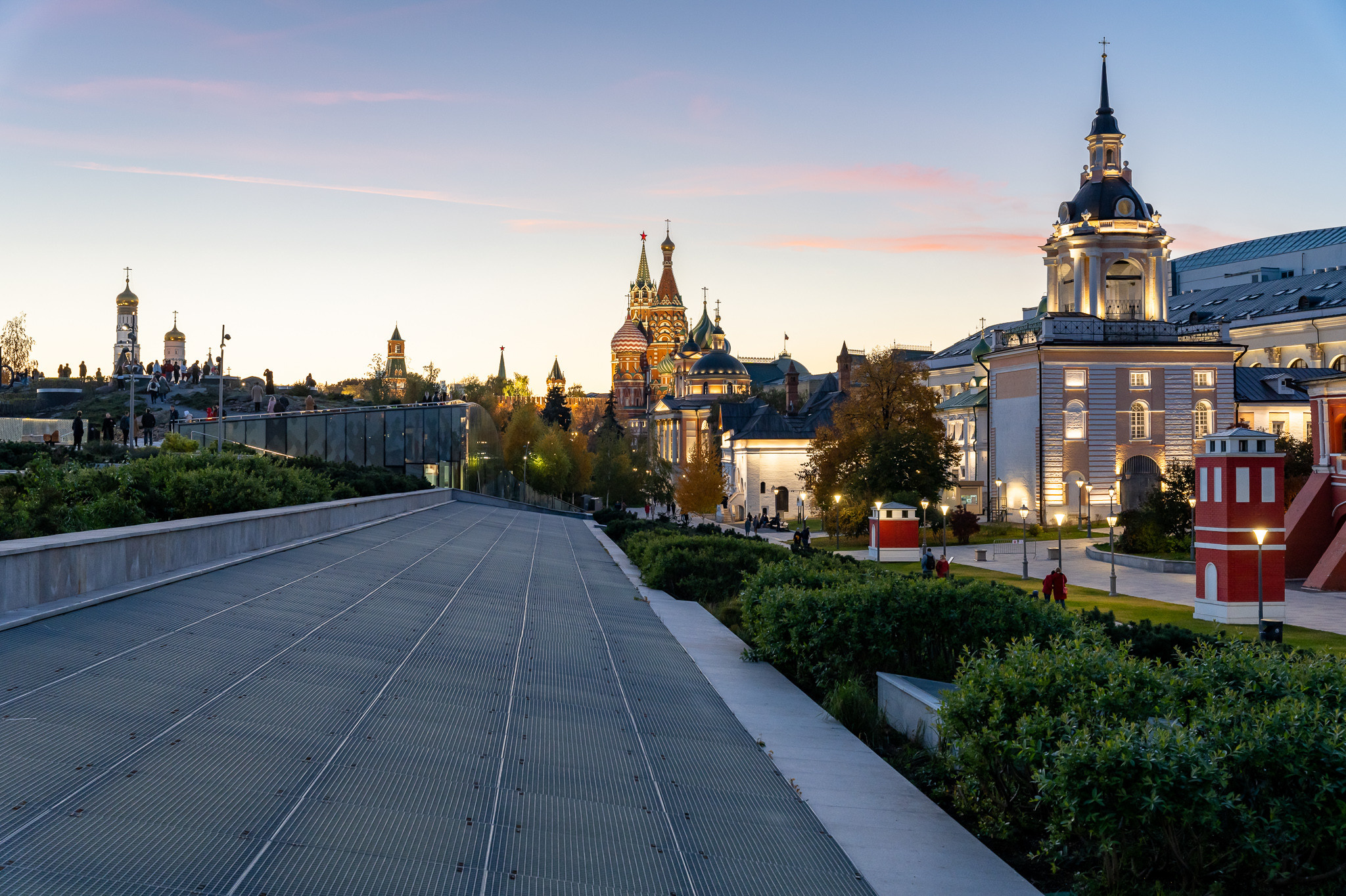 Закат в парке Зарядье в Москве
