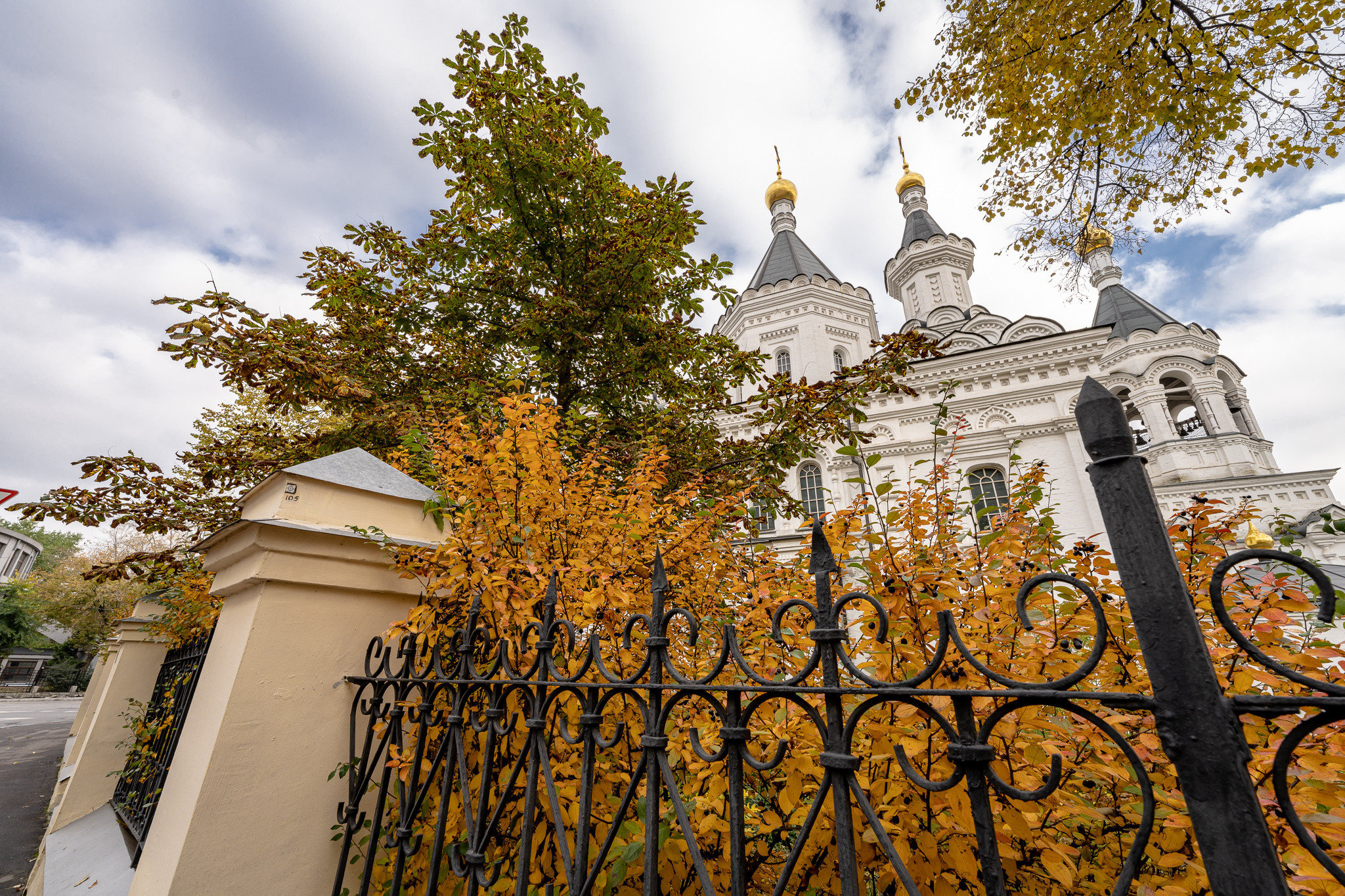 Храм Архангела Михаила в Москве осенью