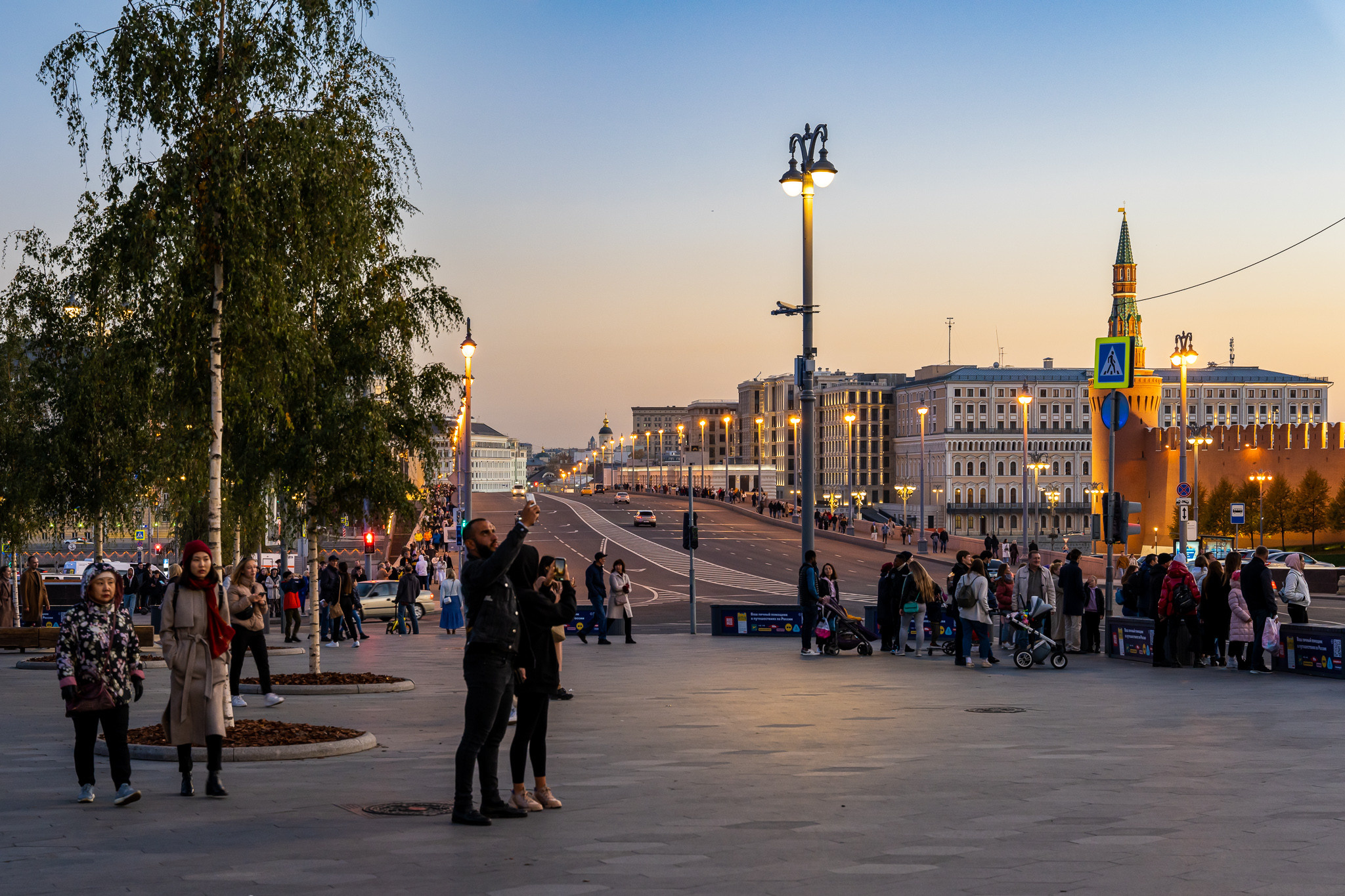Вид на Большой Москворецкий мост из парка Зарядье в Москве