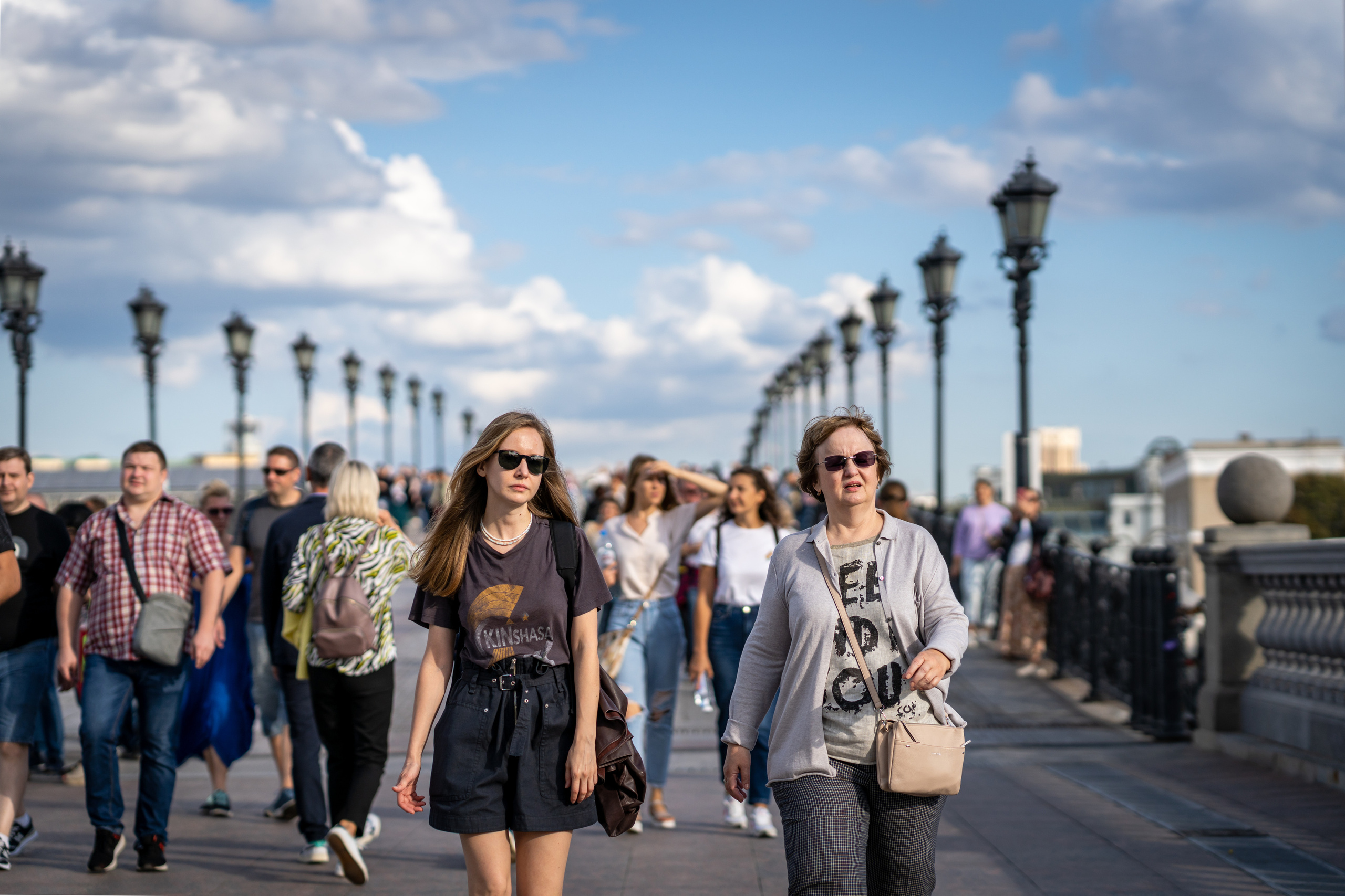 Люди на Патриаршем мосту в Москве