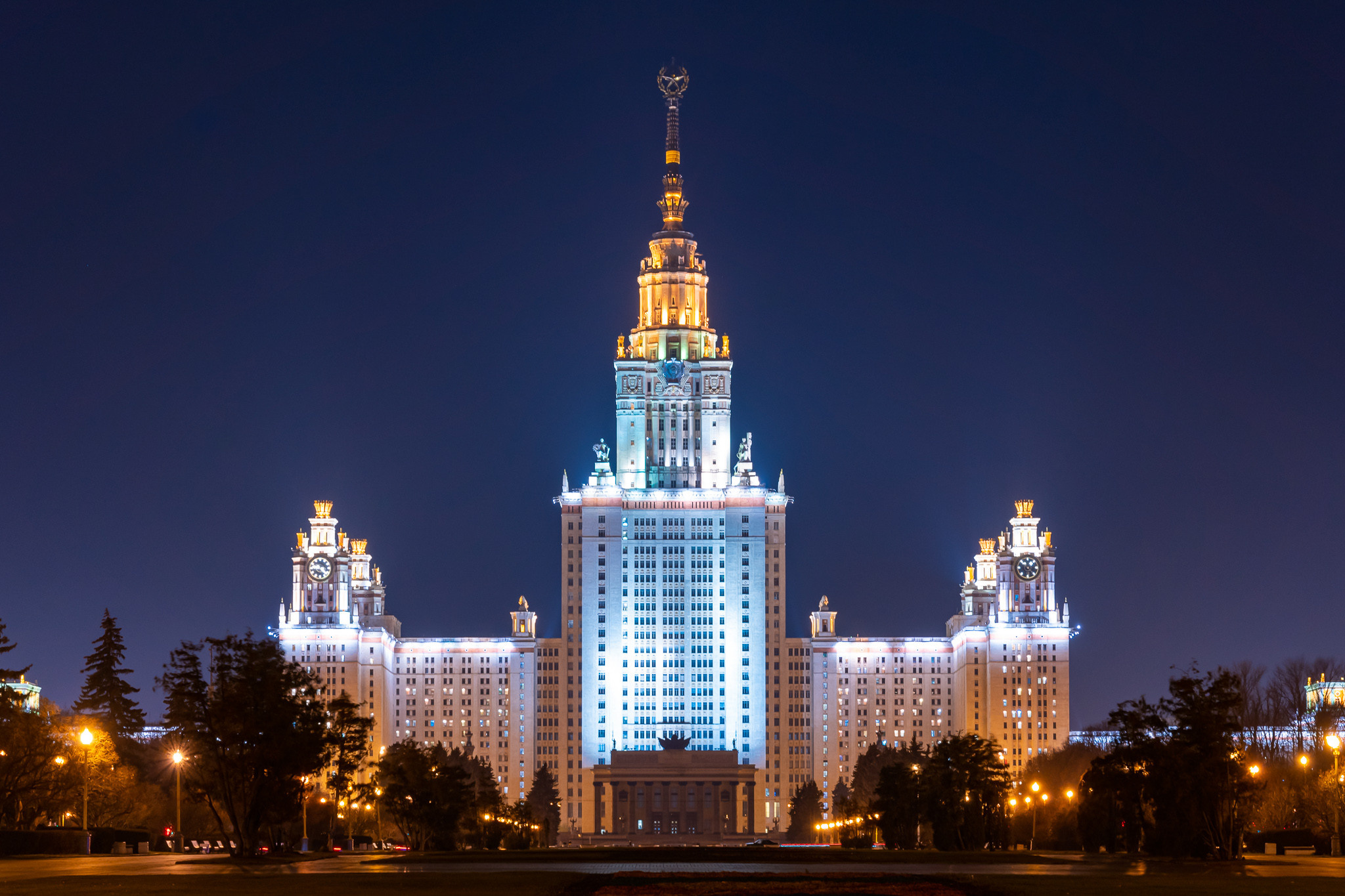 МГУ ночью