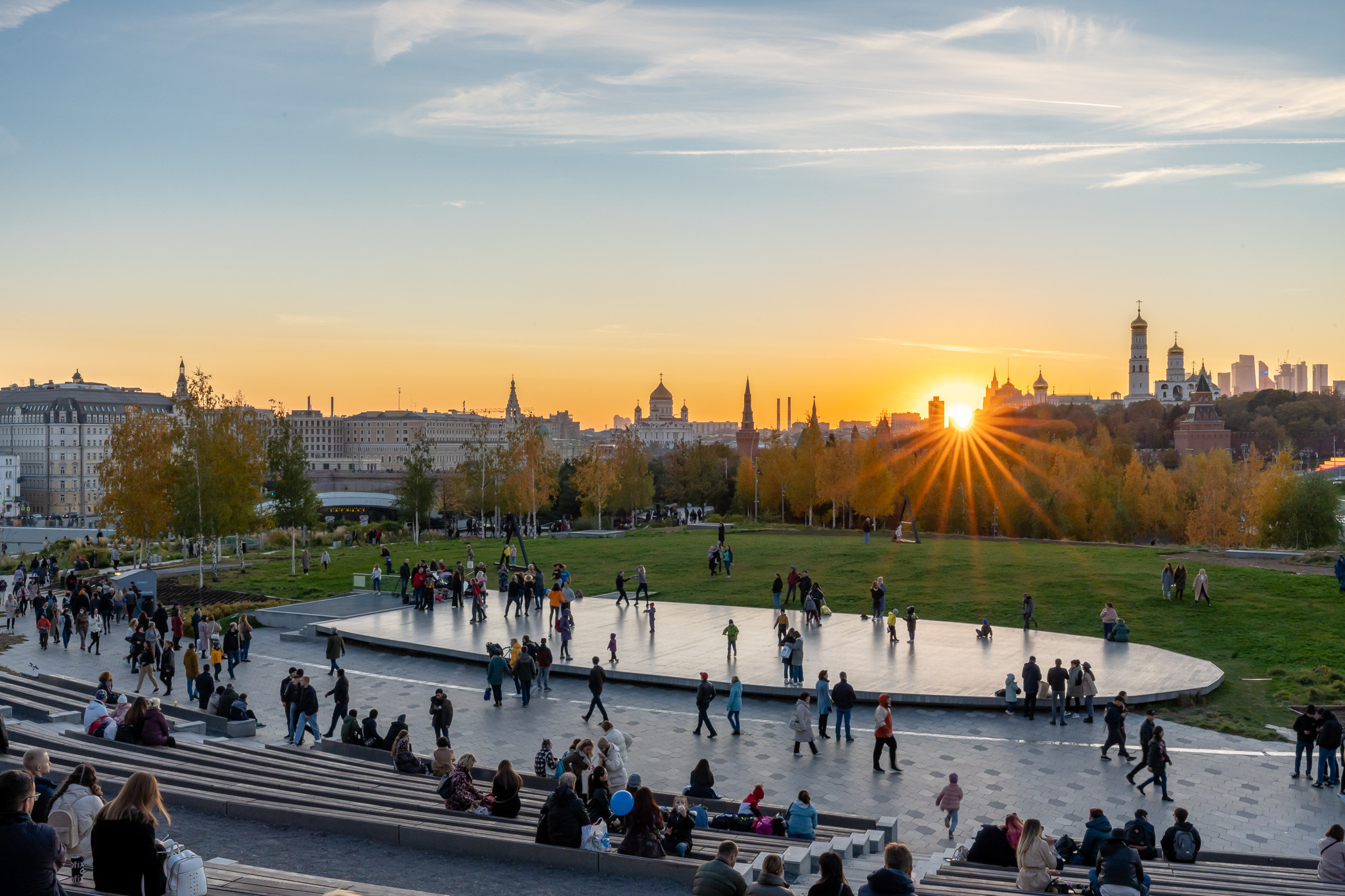 Люди в парке Зарядье