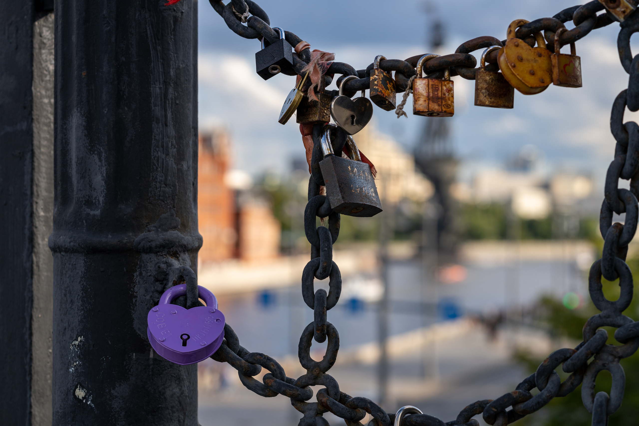 Замочки на Патриаршем мосту в Москве