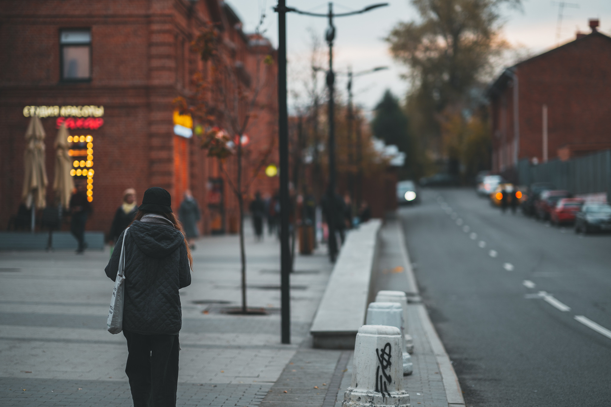 Девушка идет по Нижнему Сусальному переулку в Москве