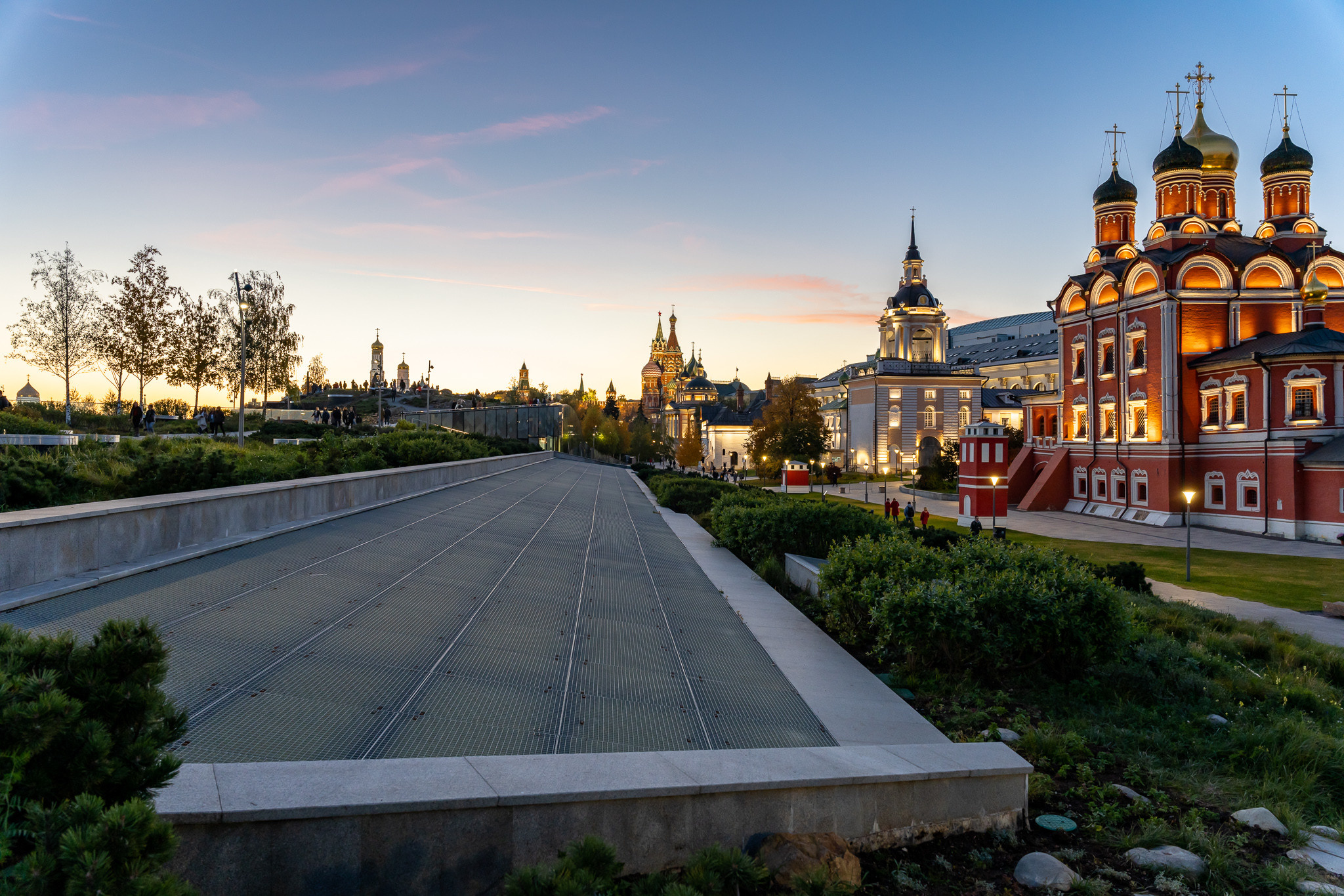 Закат в парке Зарядье в Москве