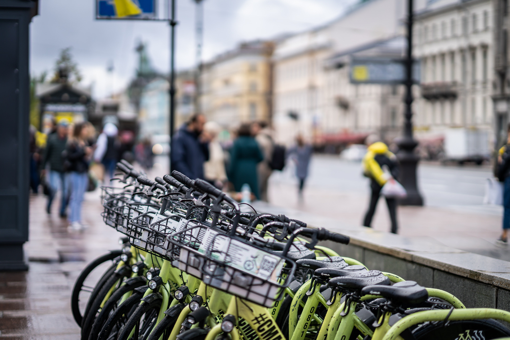 Парковка прокатных велосипедов на Невском проспекте в Питере