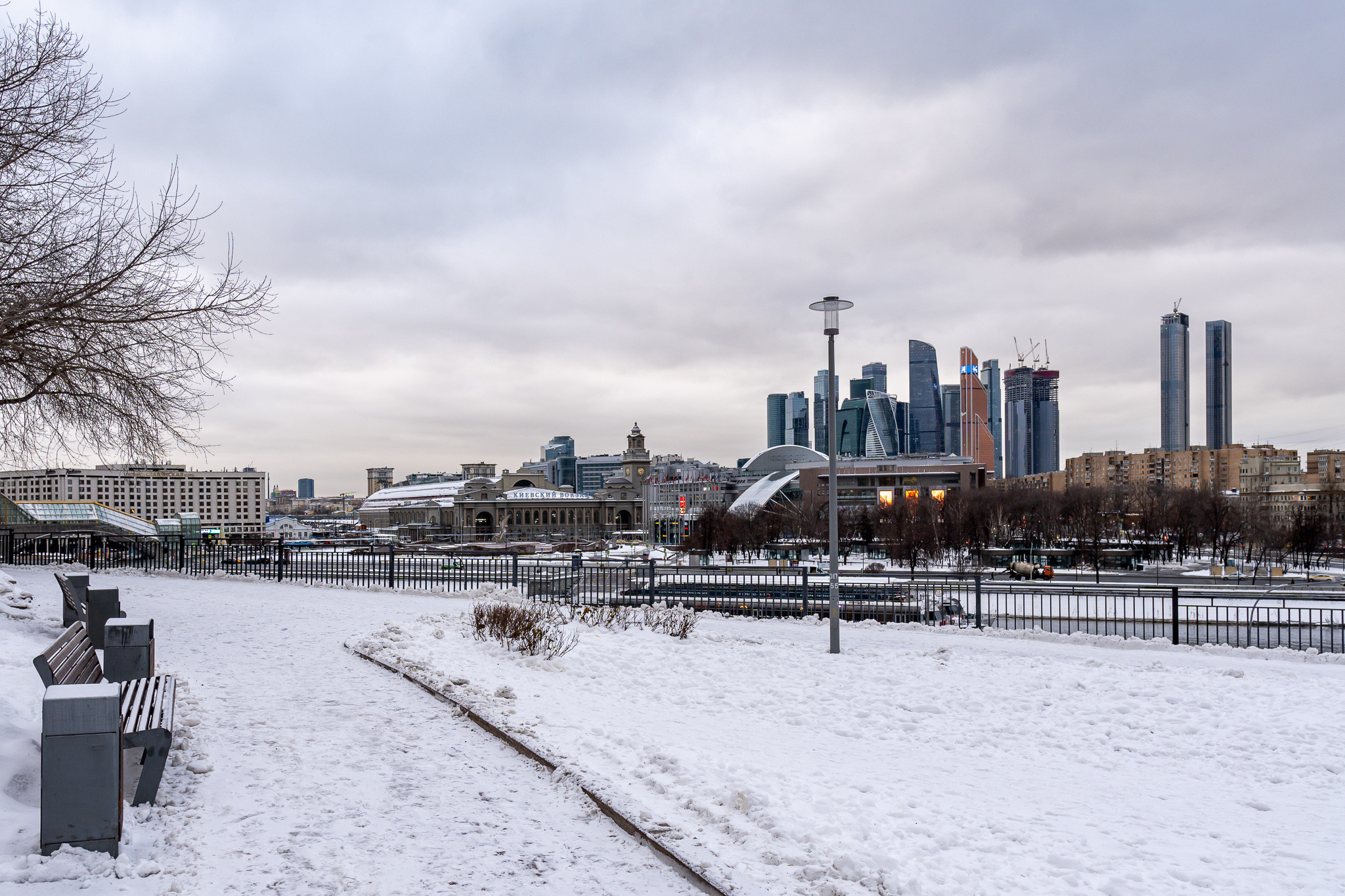 Вид на Москва-Сити с Ростовской набережной в Москве