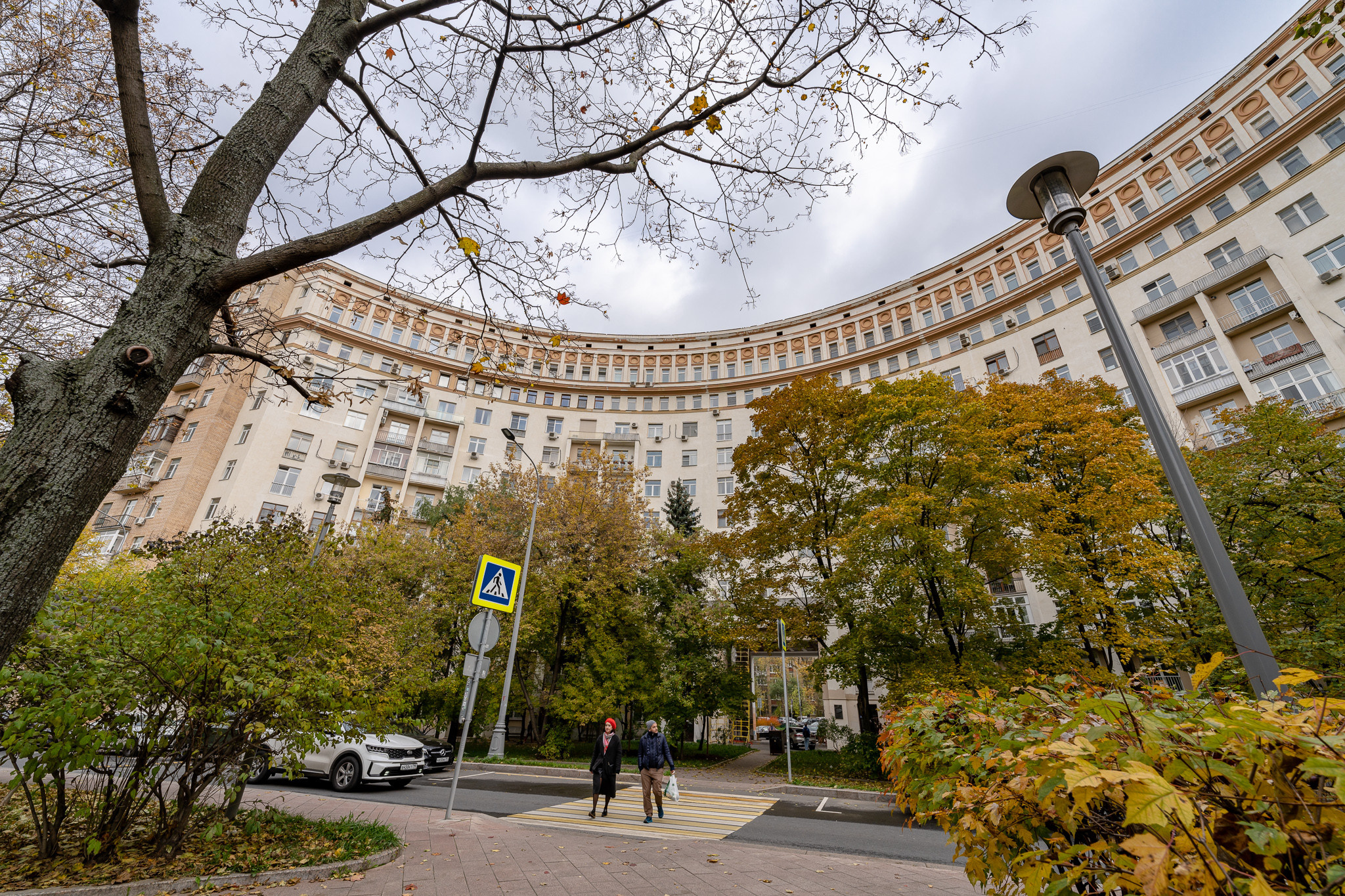 Полукруглый дом на Ростовской набережной в Москве