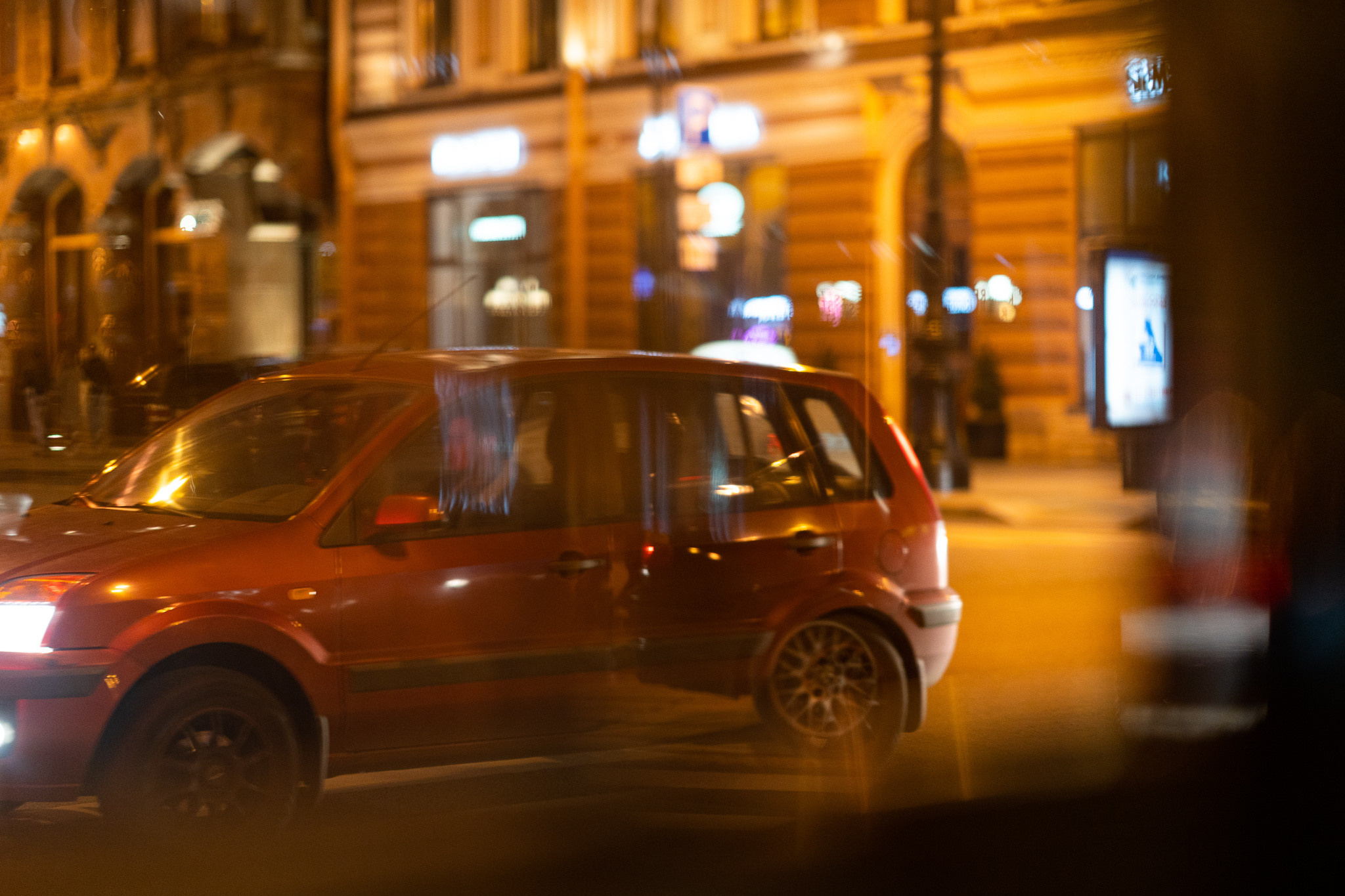 Отражения ночного Питера через окно ресторана Jerome