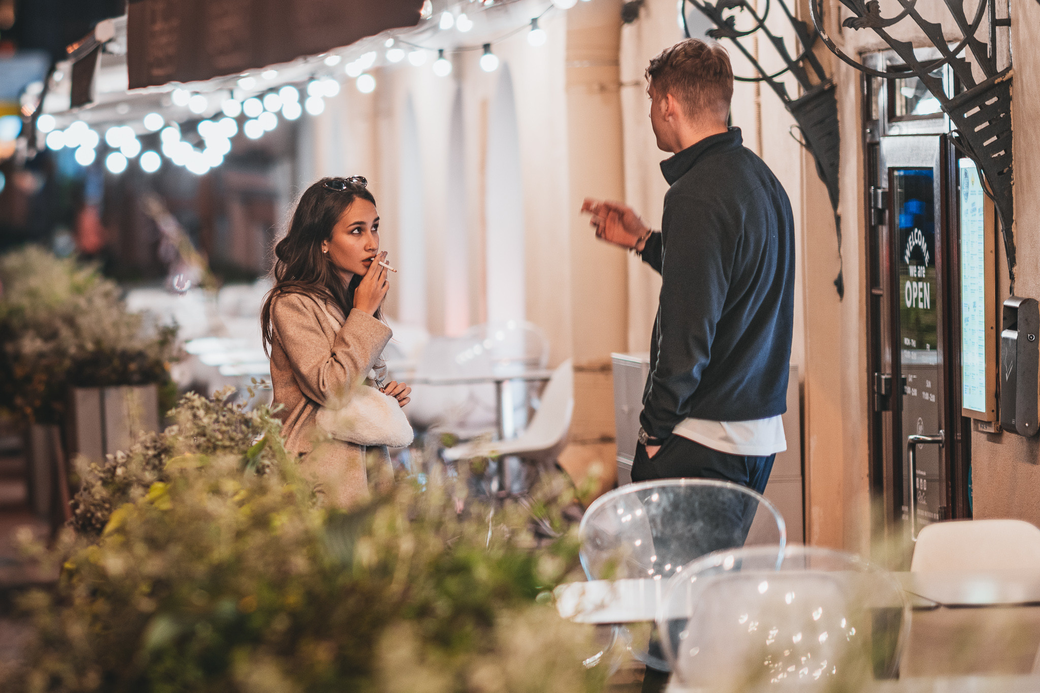 Двое молодых людей разговаривают ночью на улице в Питере