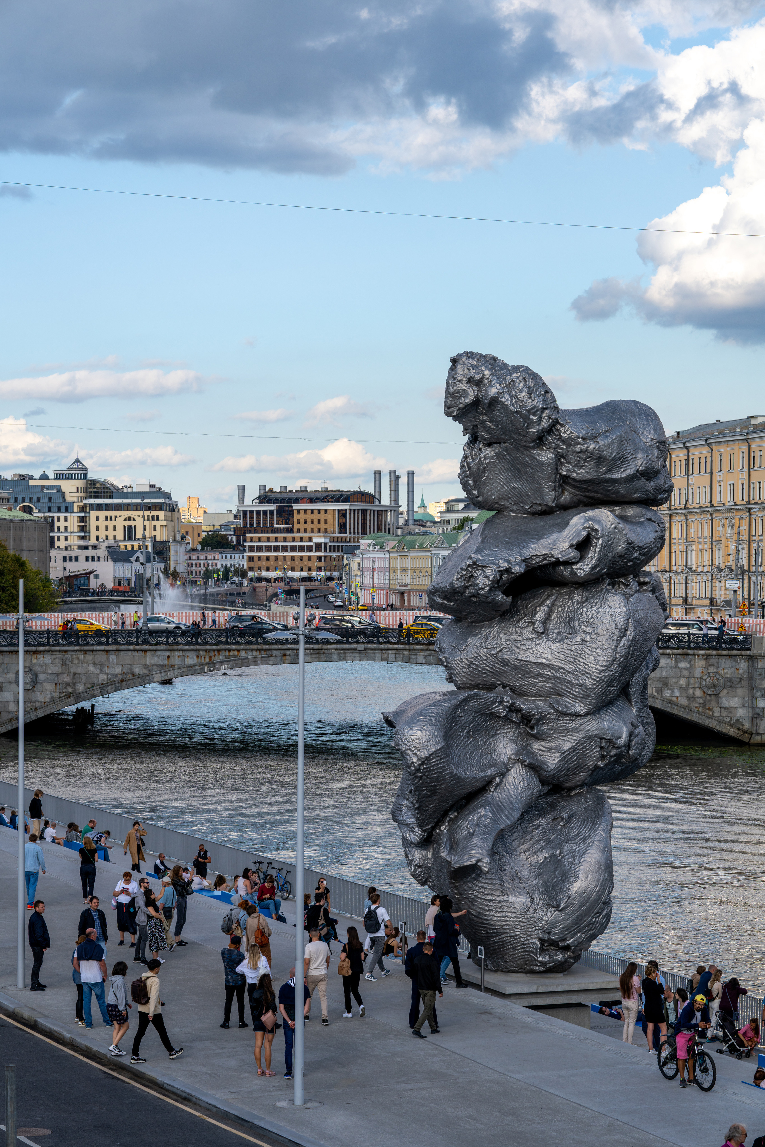 Странная скульптура в Москве