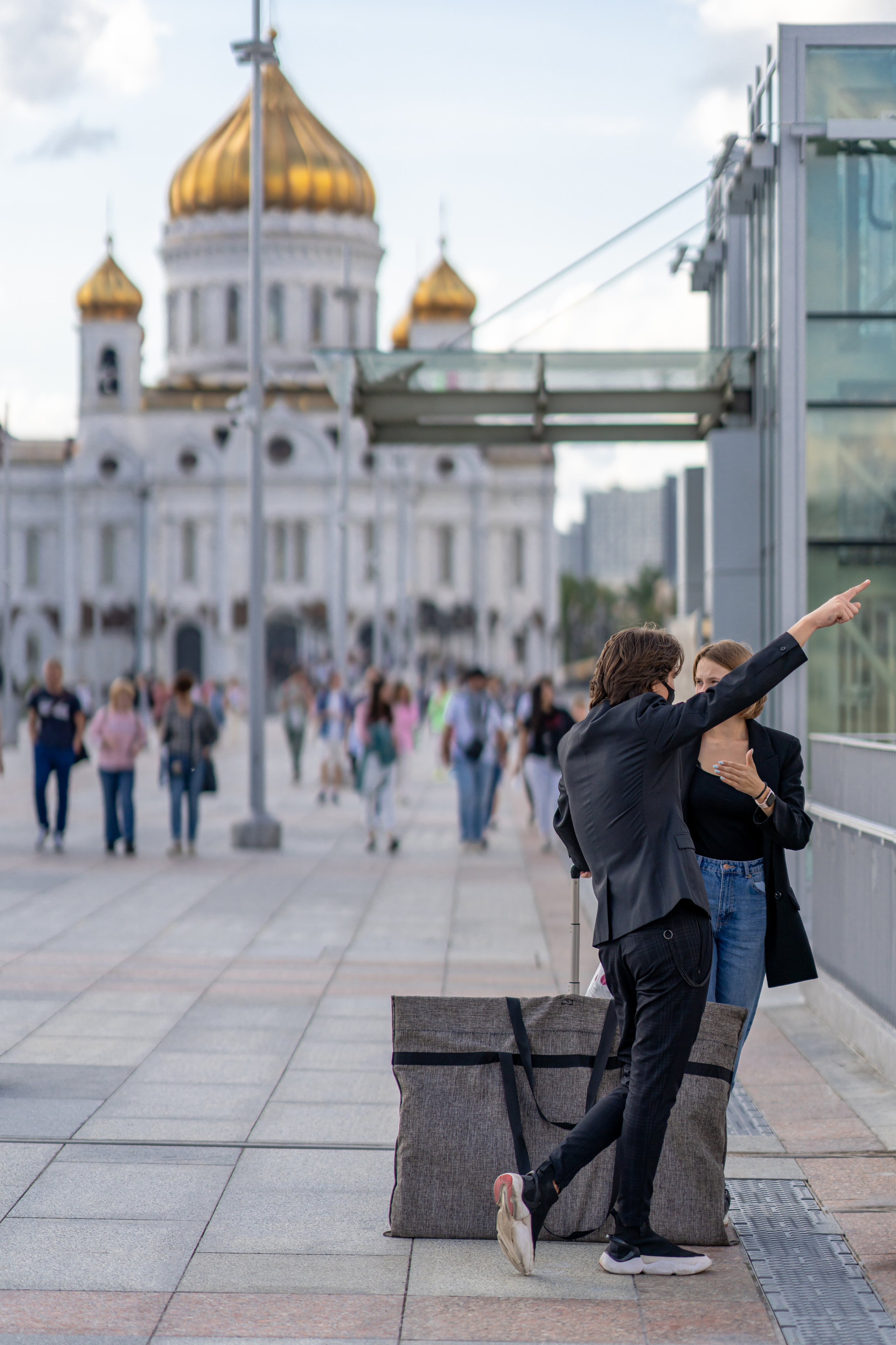 Двое у Храма Христа Спасителя в Москве