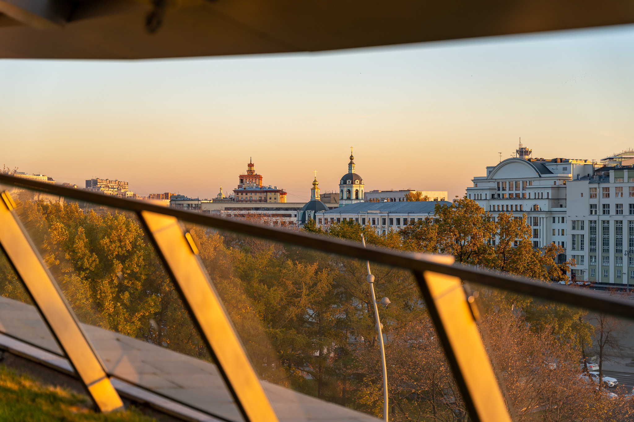Вид на Москву сквозь конструкции в парке Зарядье