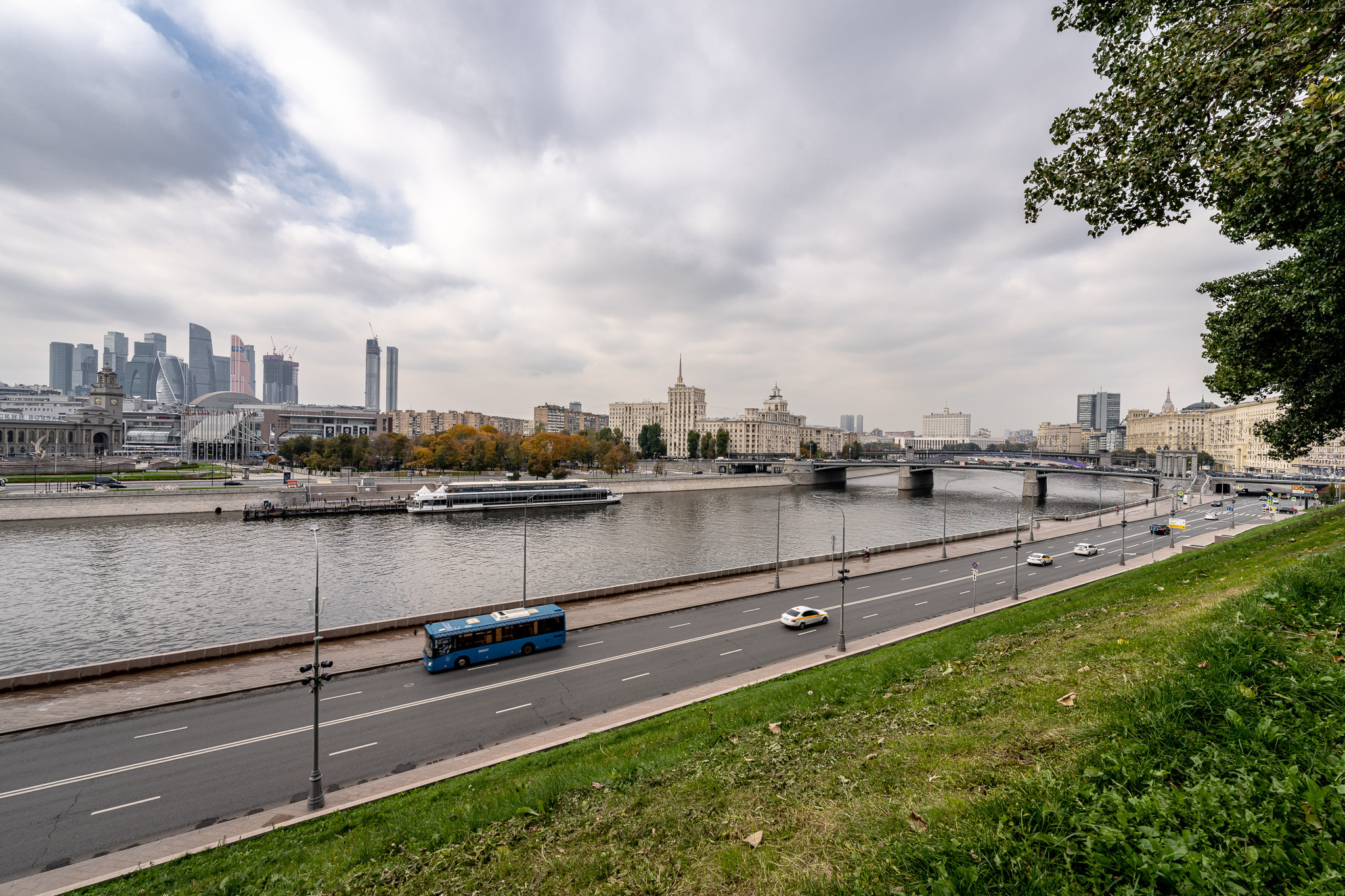 Пасмурный вид на Москву с Ростовской набережной