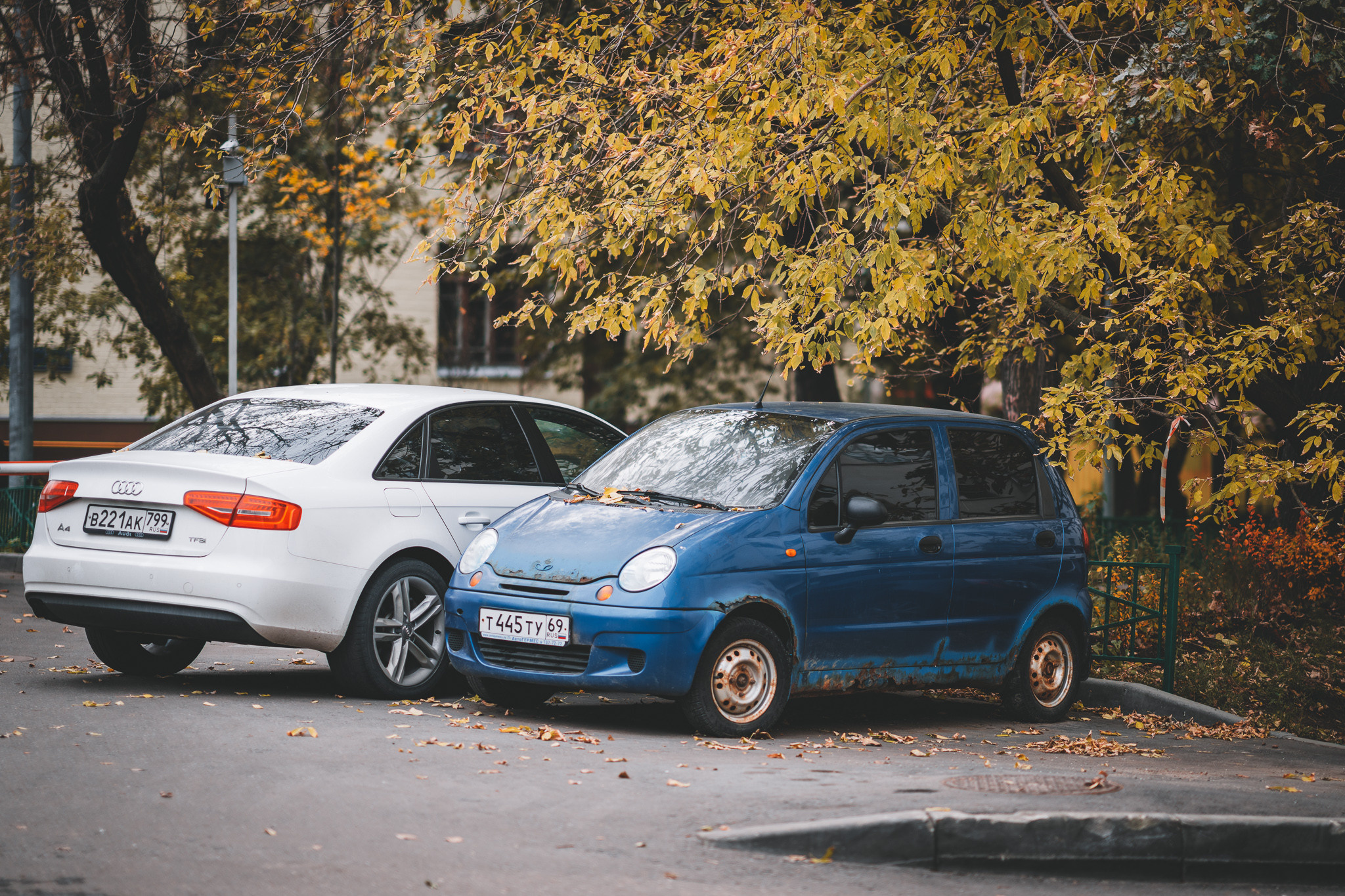 Ржавая машина на улице в Москве осенью