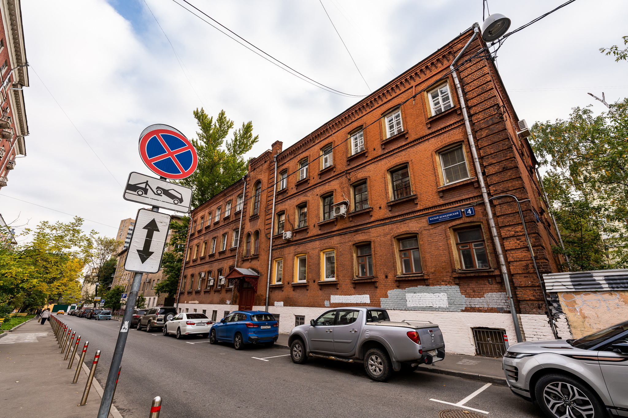 Доходный дом 1887 года постройки в Малом Демидовском переулке в Москве