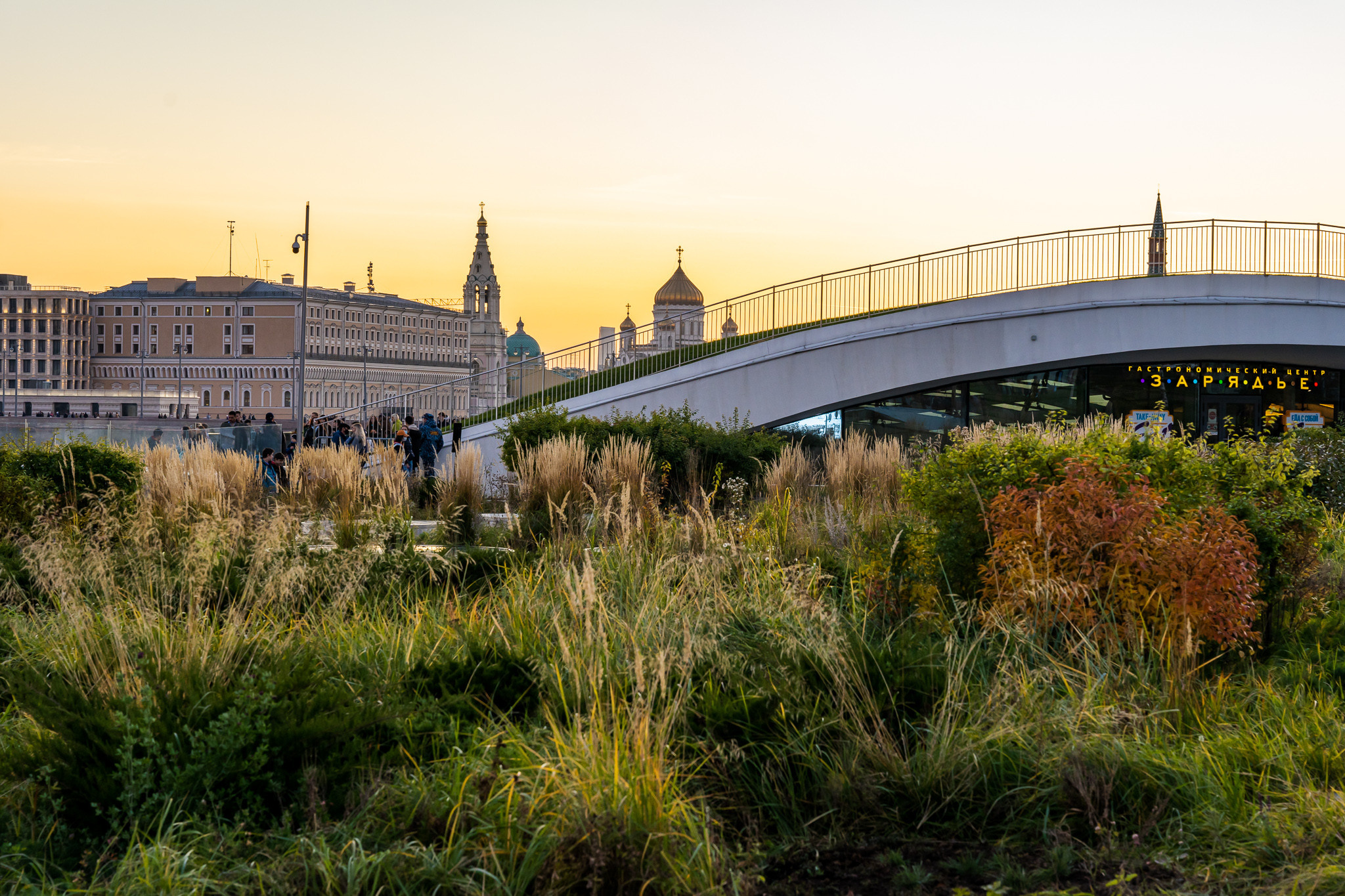 Парк Зарядье в Москве на закате