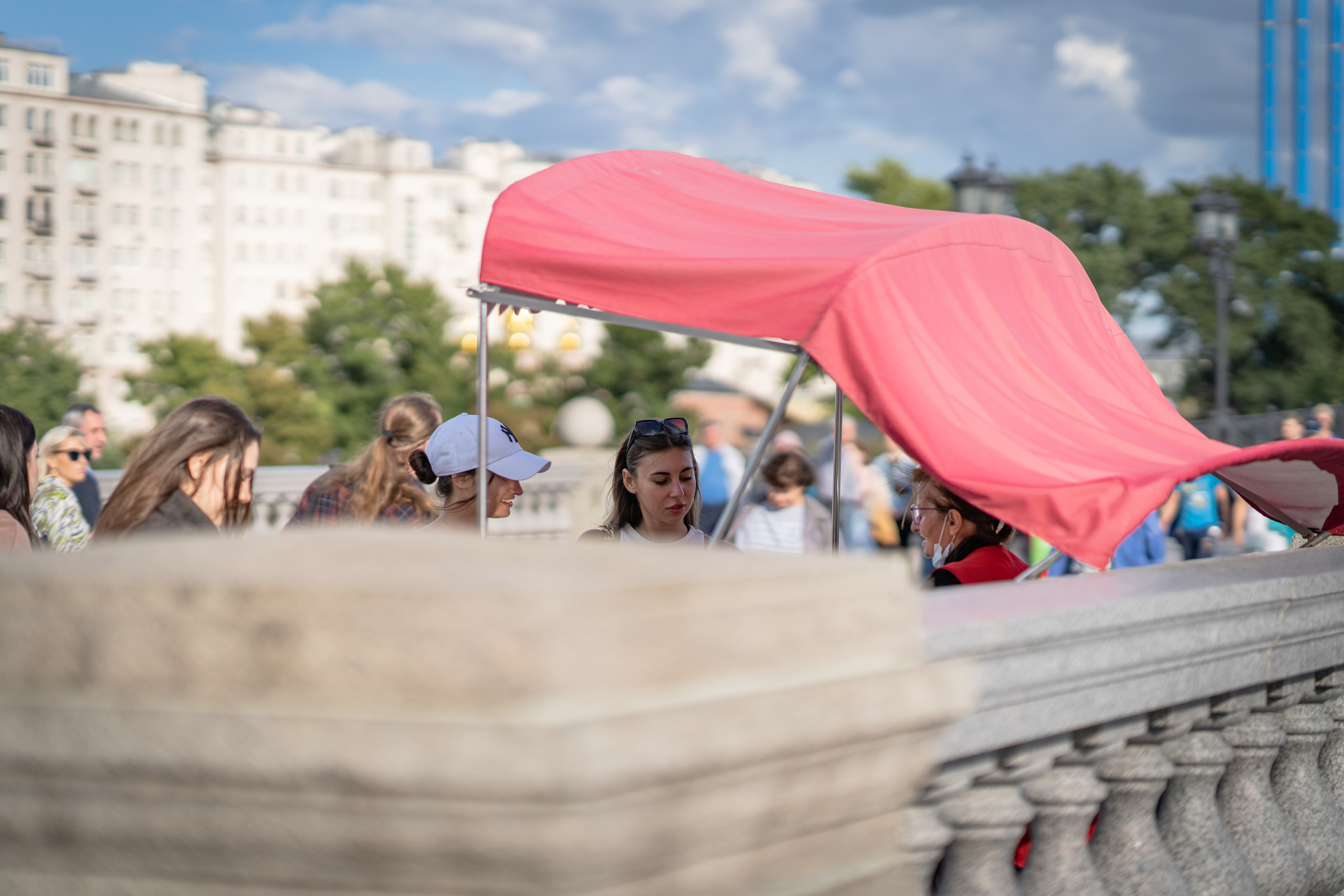 Девушка покупает прохладительные напитки в ларьке на Патриаршем мосту в Москве